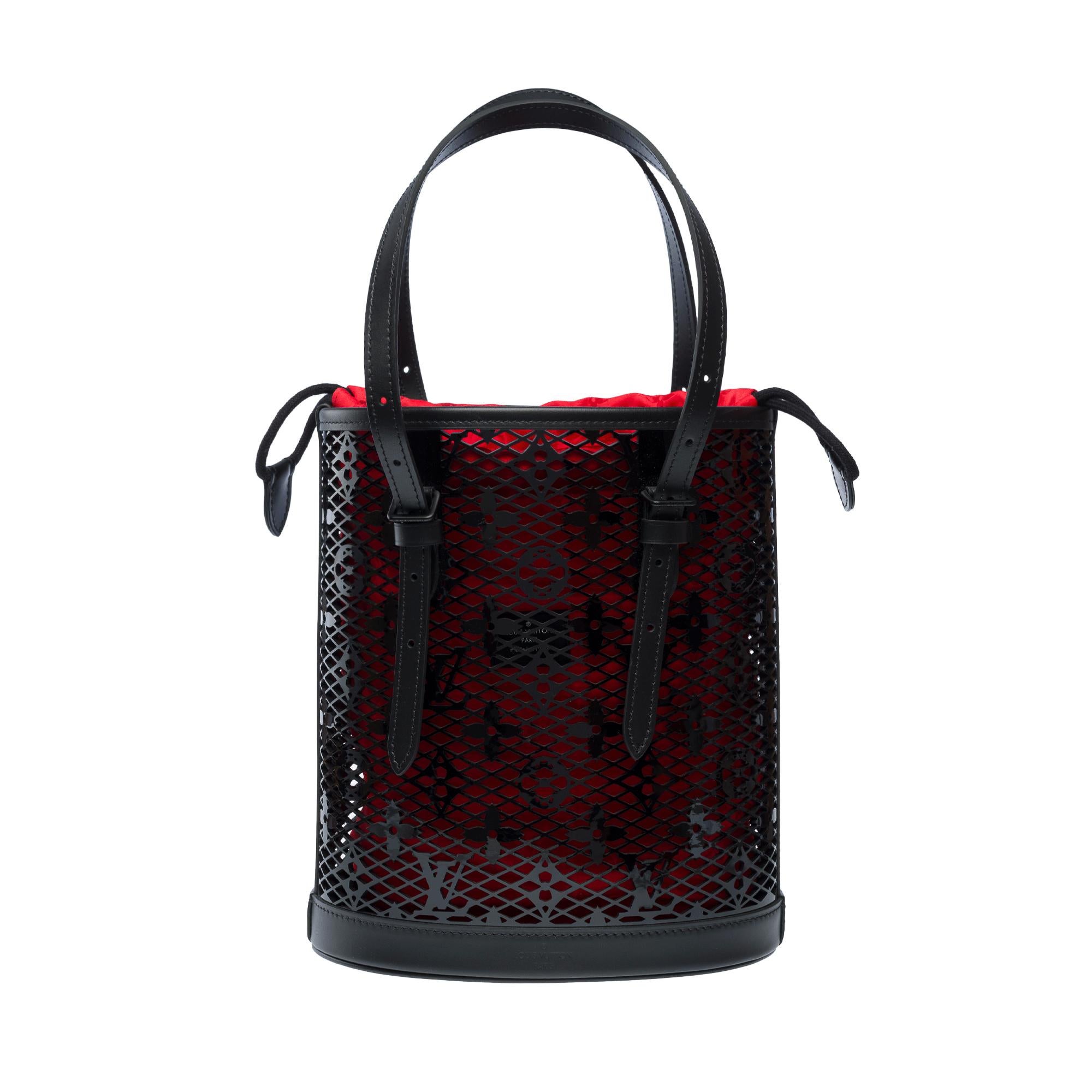 Black New Louis Vuitton Race Bucket bag in black patent leather For Sale