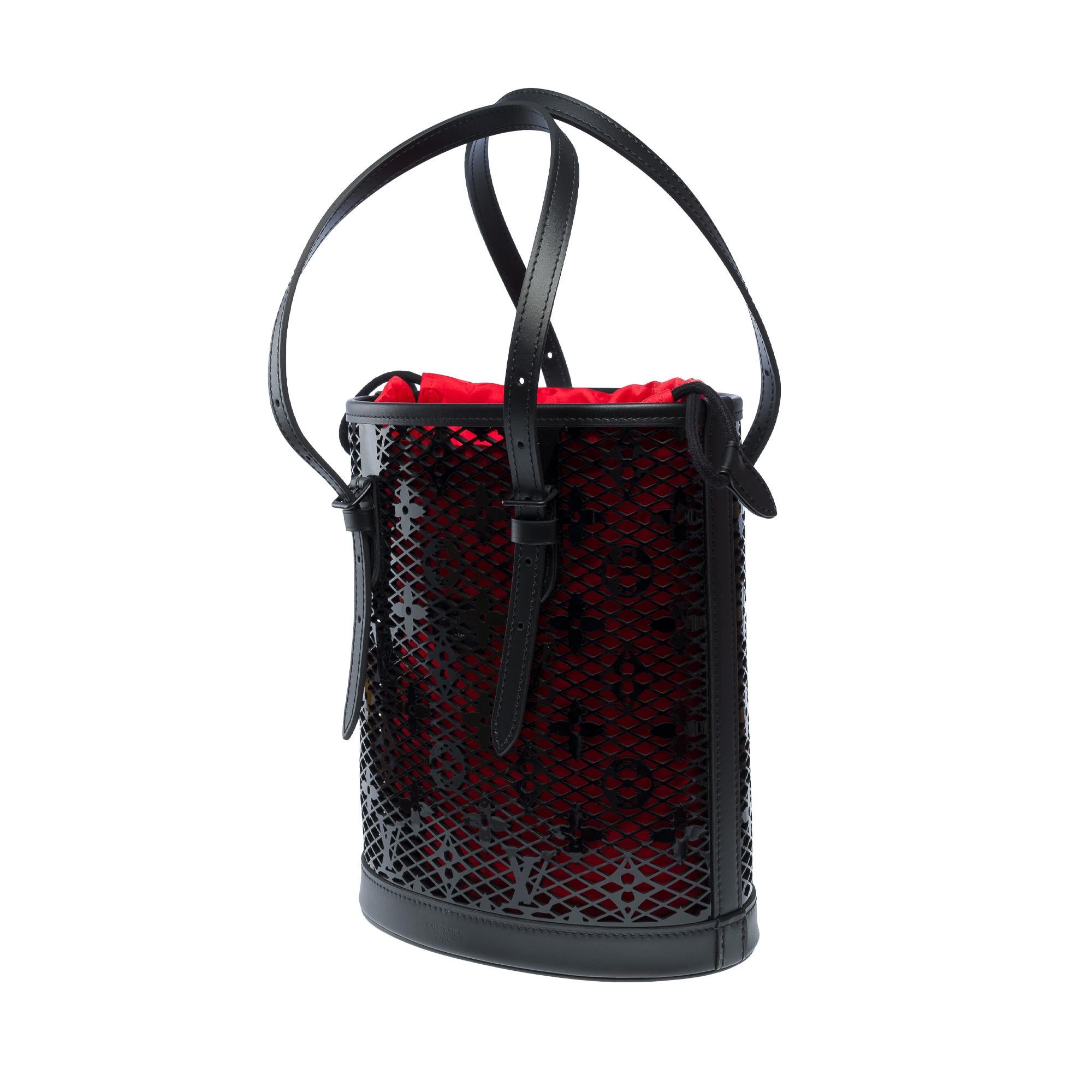 Women's or Men's New Louis Vuitton Race Bucket bag in black patent leather For Sale
