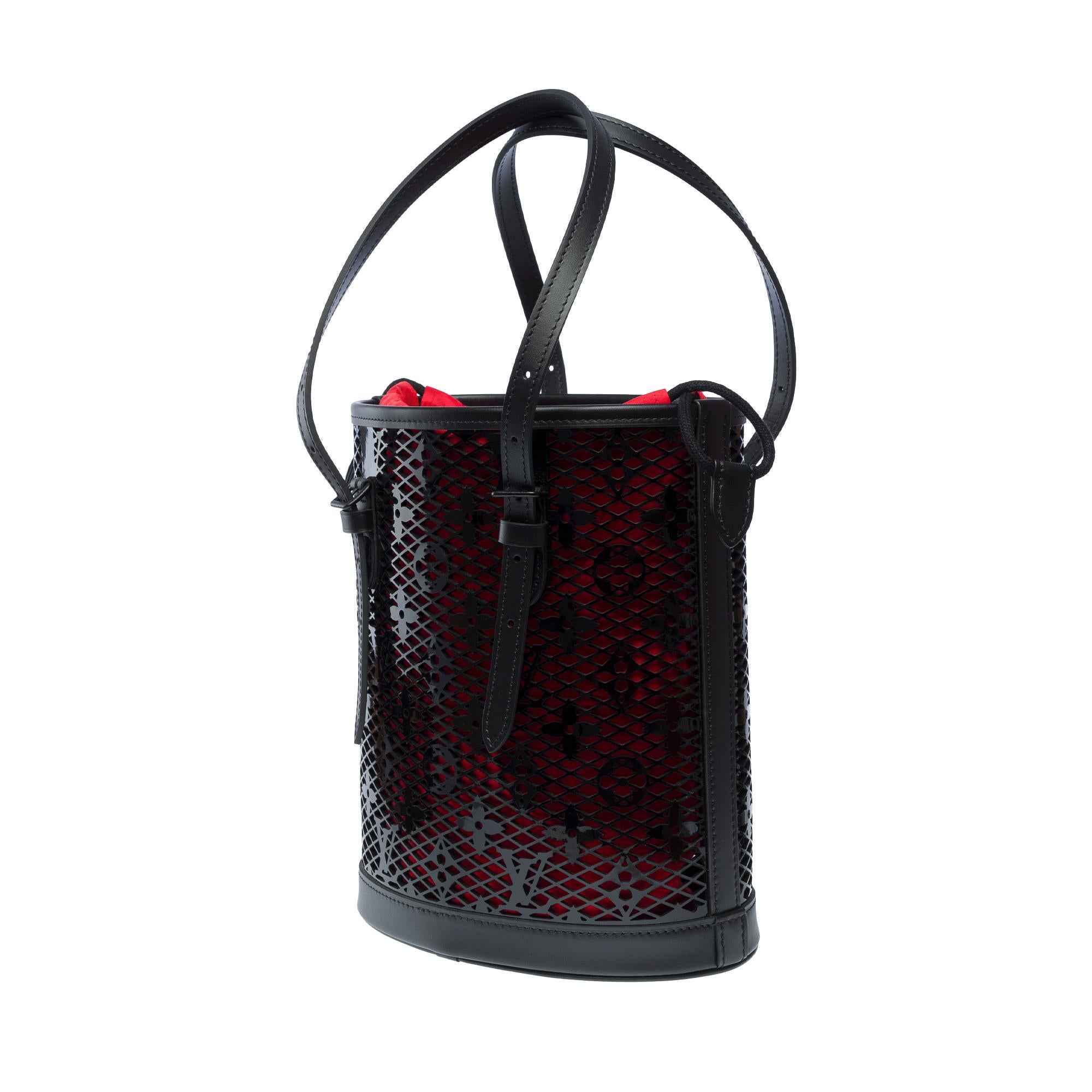 New Louis Vuitton Race Bucket bag in black patent leather For Sale 1
