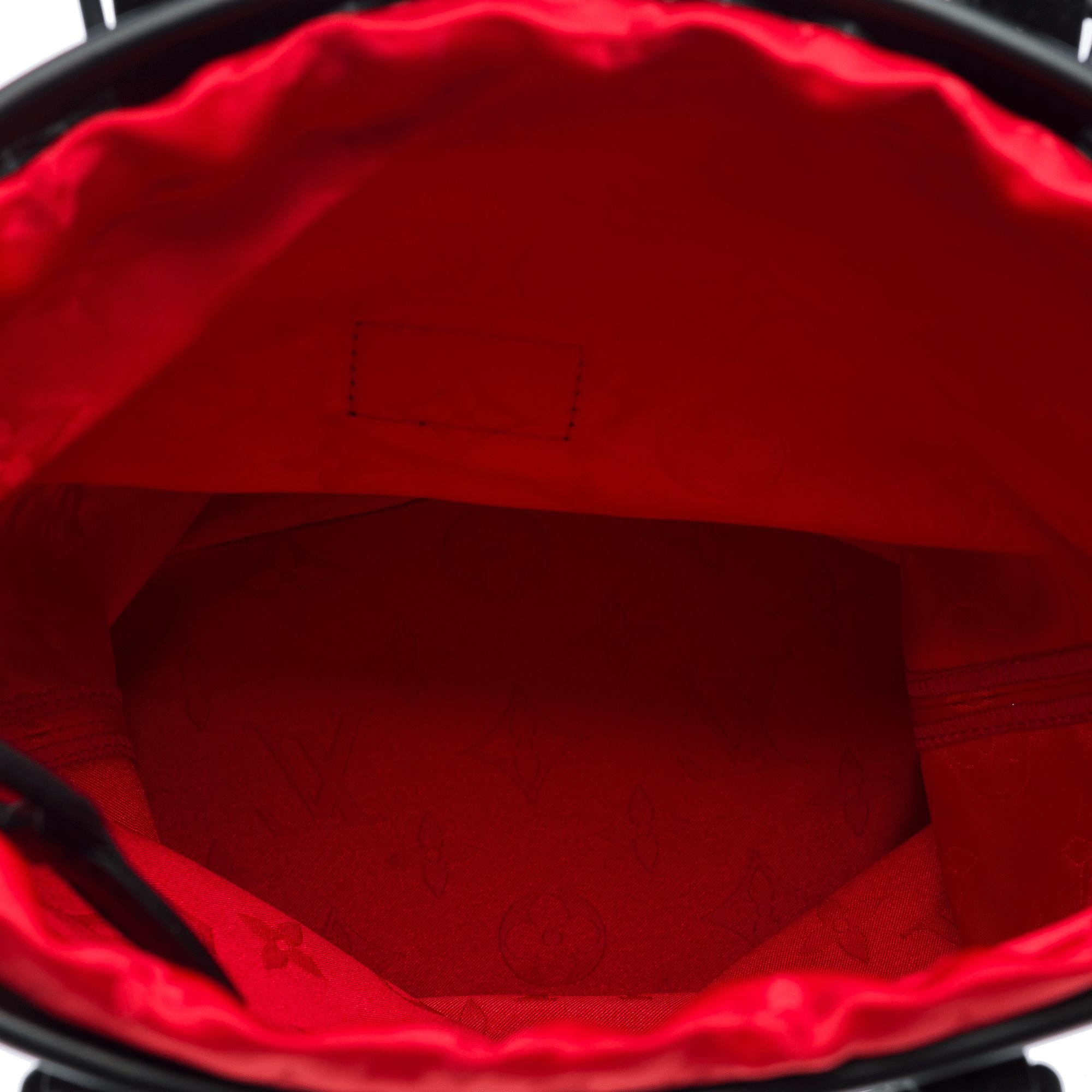 New Louis Vuitton Race Bucket bag in black patent leather For Sale 3
