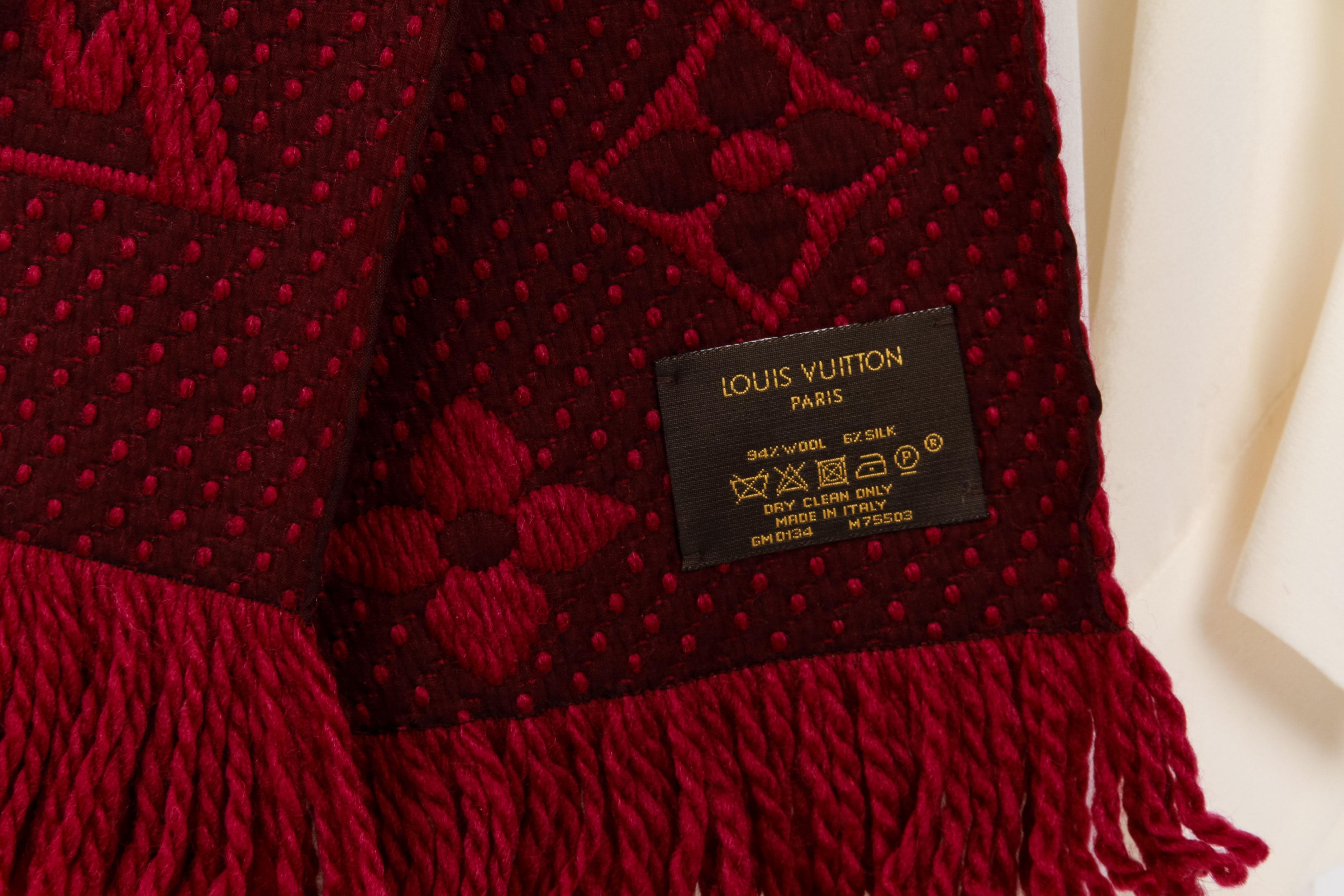 Louis Vuitton - Écharpe à franges tissée rouge et noire, état neuf Neuf - En vente à West Hollywood, CA