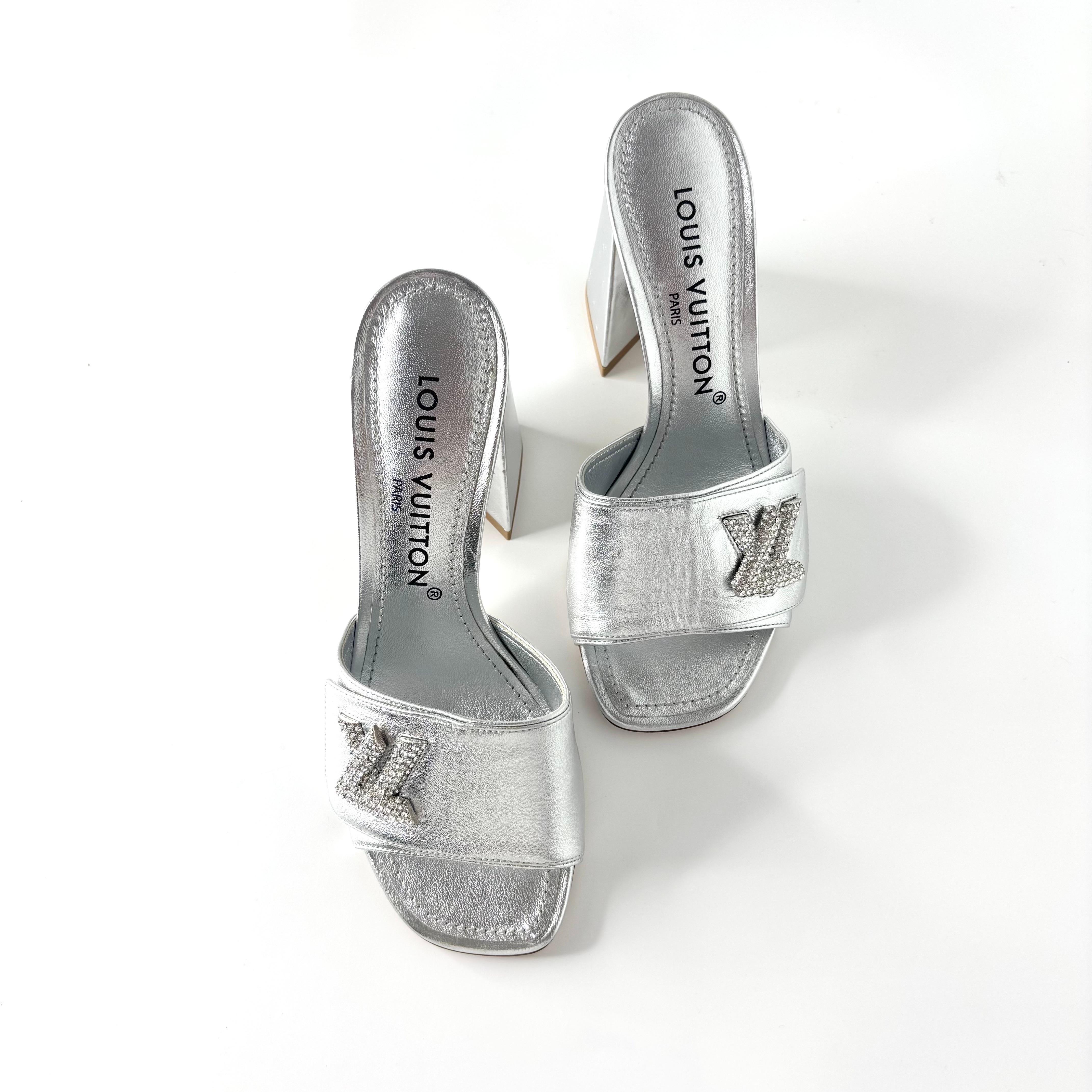 Louis Vuitton LV Crystals Monogram Mule Sandals
Nouveau, sans boîte (zones d'éraflures et de rayures comme indiqué)
Couleur argent
Taille 36EU
Dessus en cuir
Semelle en cuir
Embellissements en cristal LV 
V.I.I.I. 
Modèle à enfiler
Hauteur de talon