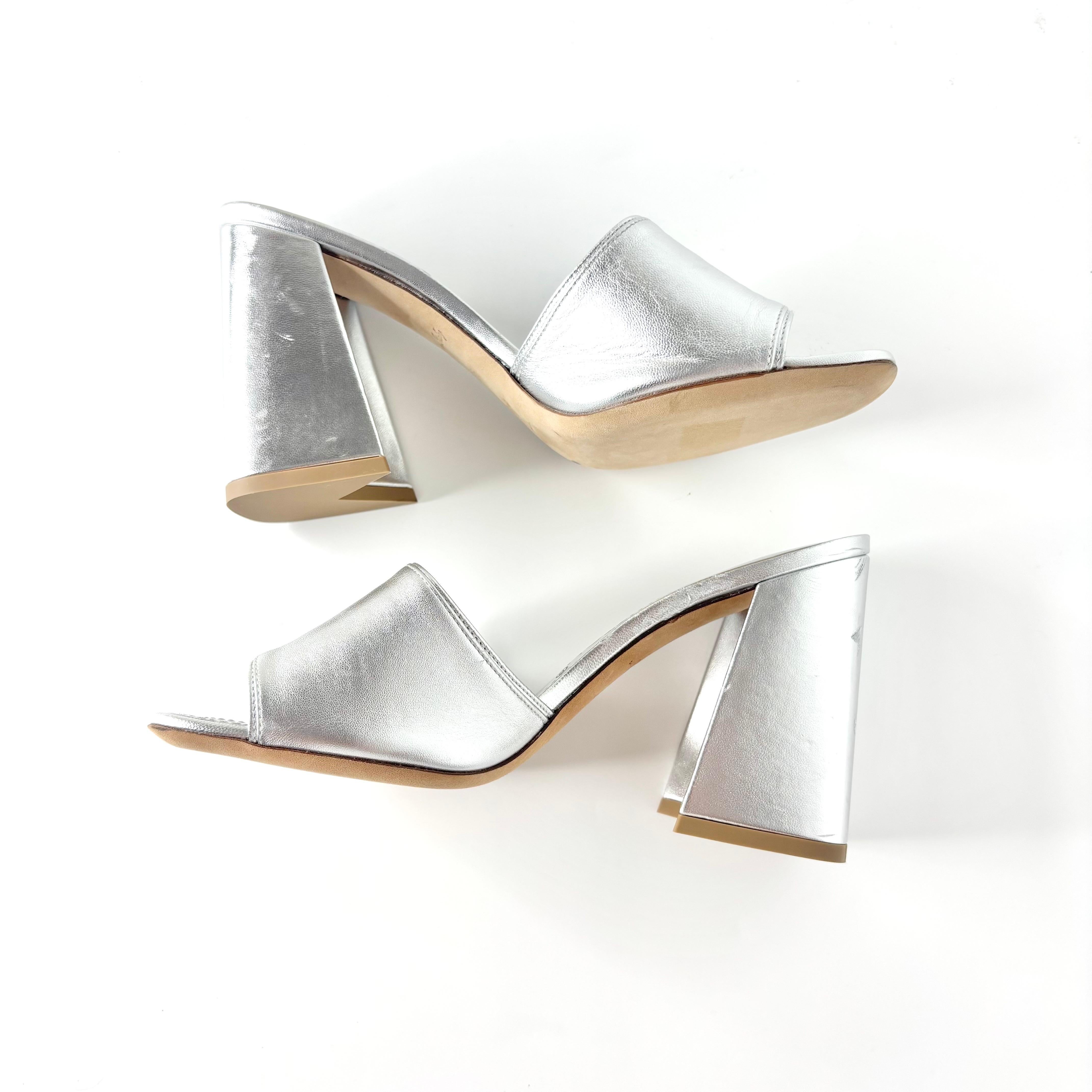 NEW Louis Vuitton Shake Crystal Embellished Metallic Calfskin LV Logo Mules 36 Bon état - En vente à Mechanicsville, VA