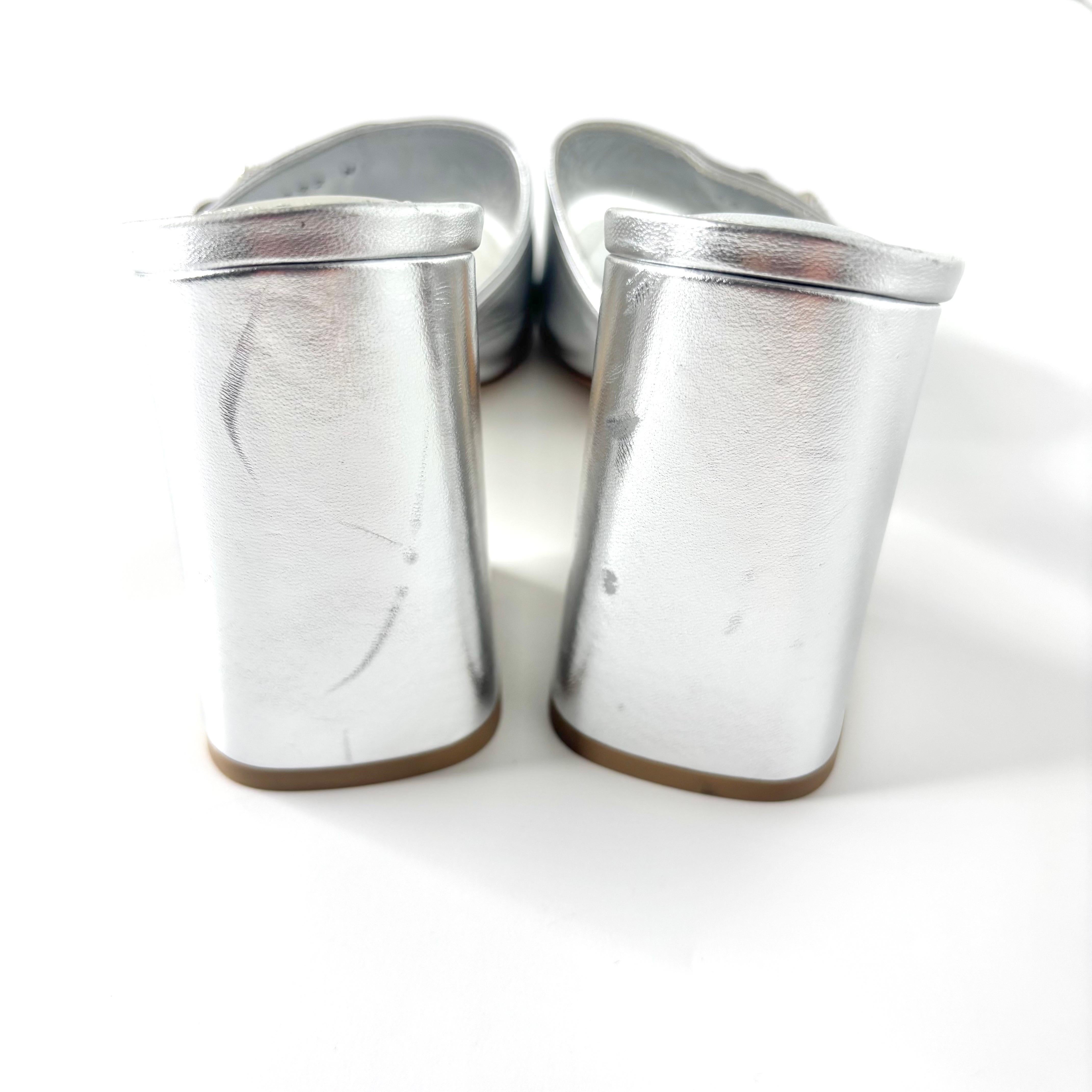 NEW Louis Vuitton Shake Crystal Embellished Metallic Calfskin LV Logo Mules 36 Pour femmes en vente