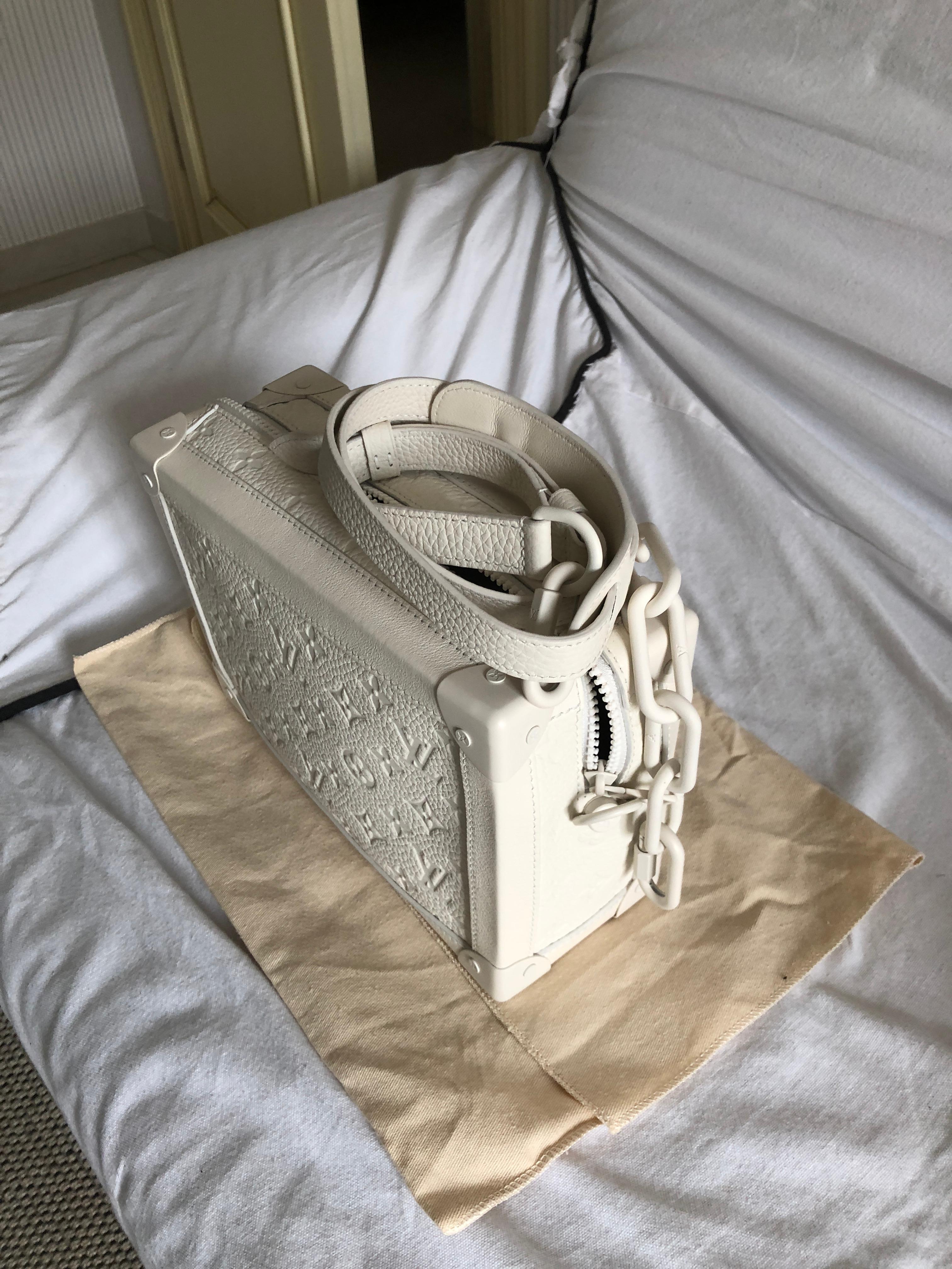 Bag Louis Vuitton Model Soft Trunk
L 9.8 x H 6.9 x W 3.7 inches
Powder White
Taurillon Monogram leather 
Calf leather trim
White hardware
Matt-effect resin chain
Removable, adjustable leather strap
Zip closure
Textile lining 
Two inside flat pockets