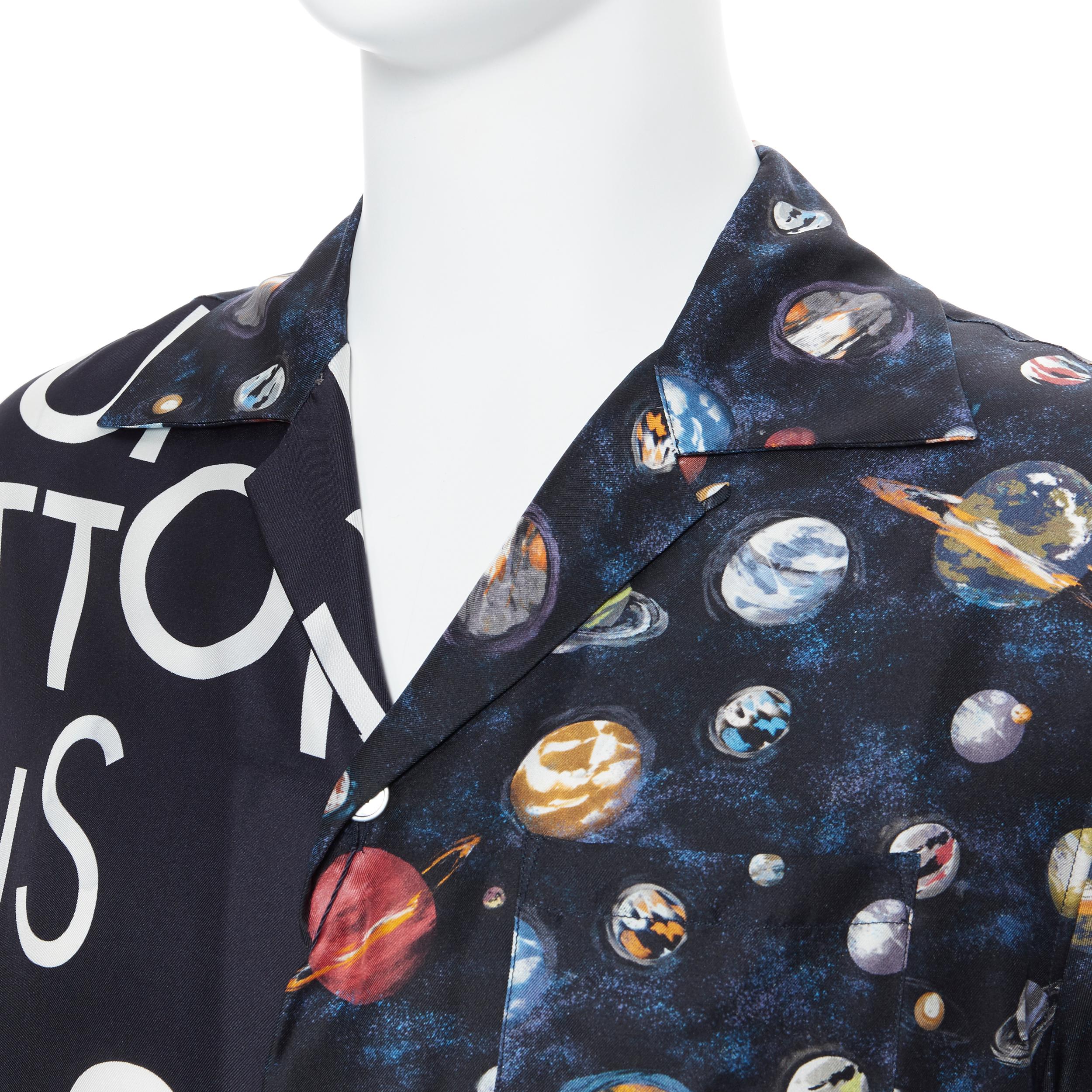 new LOUIS VUITTON Split Galaxy print short sleeve 100% silk hawaiian shirt L
Brand: Louis Vuitton
Designer: Virgil Abloh
Collection: Galaxy collection
Model Name / Style: Split shirt
Material: Silk
Color: Multicolour
Pattern: Abstract; galaxy