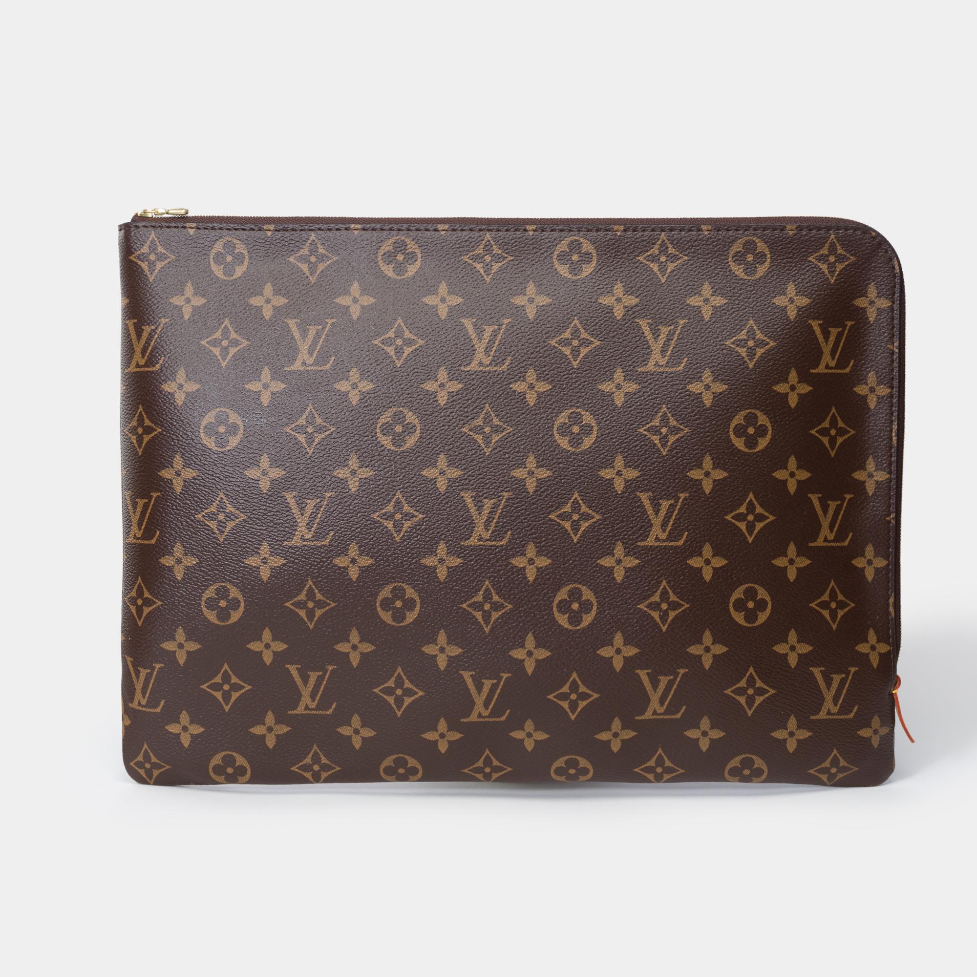 Amazing​ ​Louis​ ​Vuitton​ ​Travel​ ​Briefcase​ ​in​ ​brown​ ​monogram​ ​canvas,​ ​gold​ ​metal​ ​trim,​ ​hand​ ​carry

A​ ​zipper
Inner​ ​lining​ ​in​ ​brown​ ​leather
Signature:​ ​