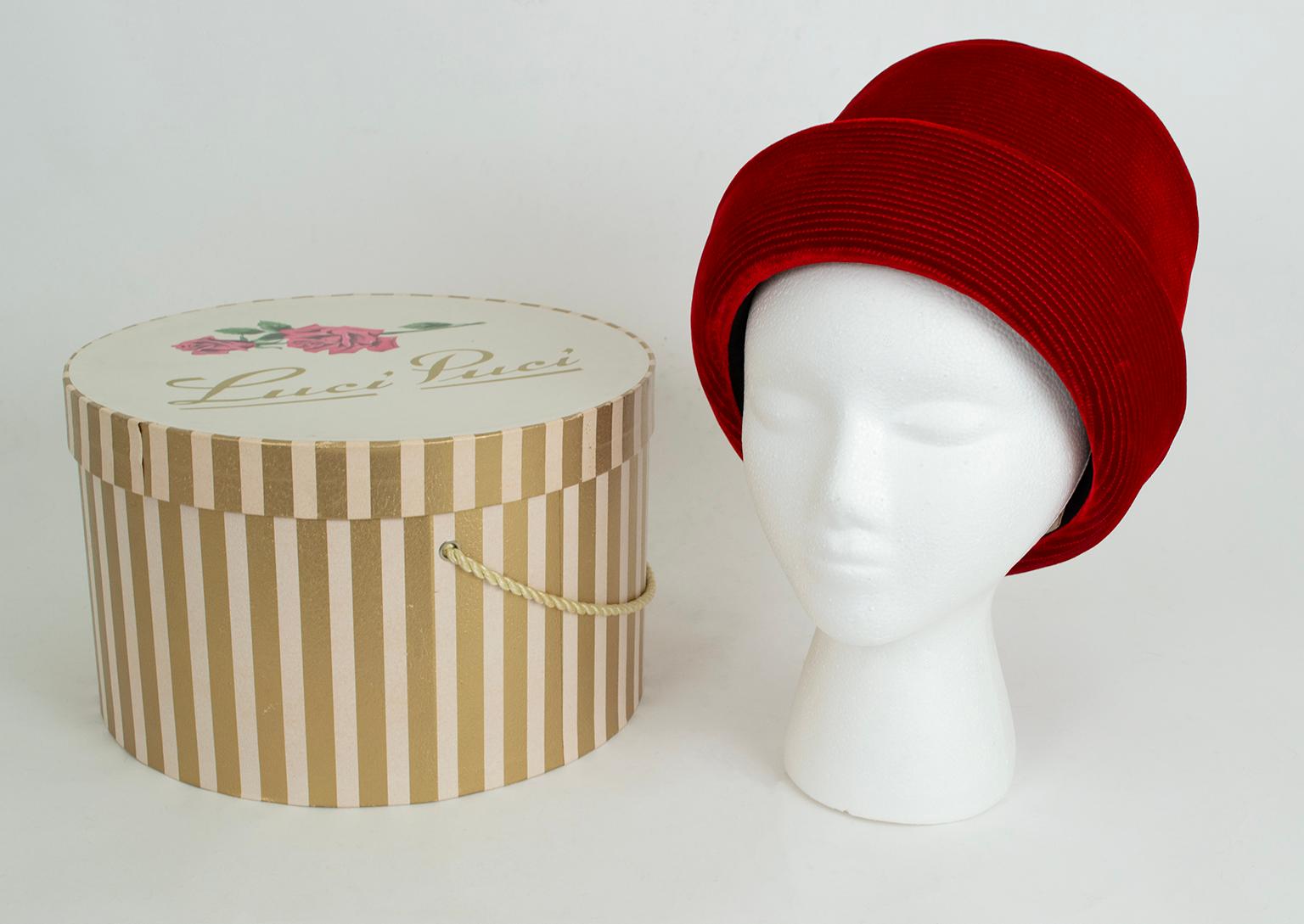 New Luci Puci Cappello a conchiglia in velluto rosso granato con cuciture a stella - M, anni '50 in vendita 5