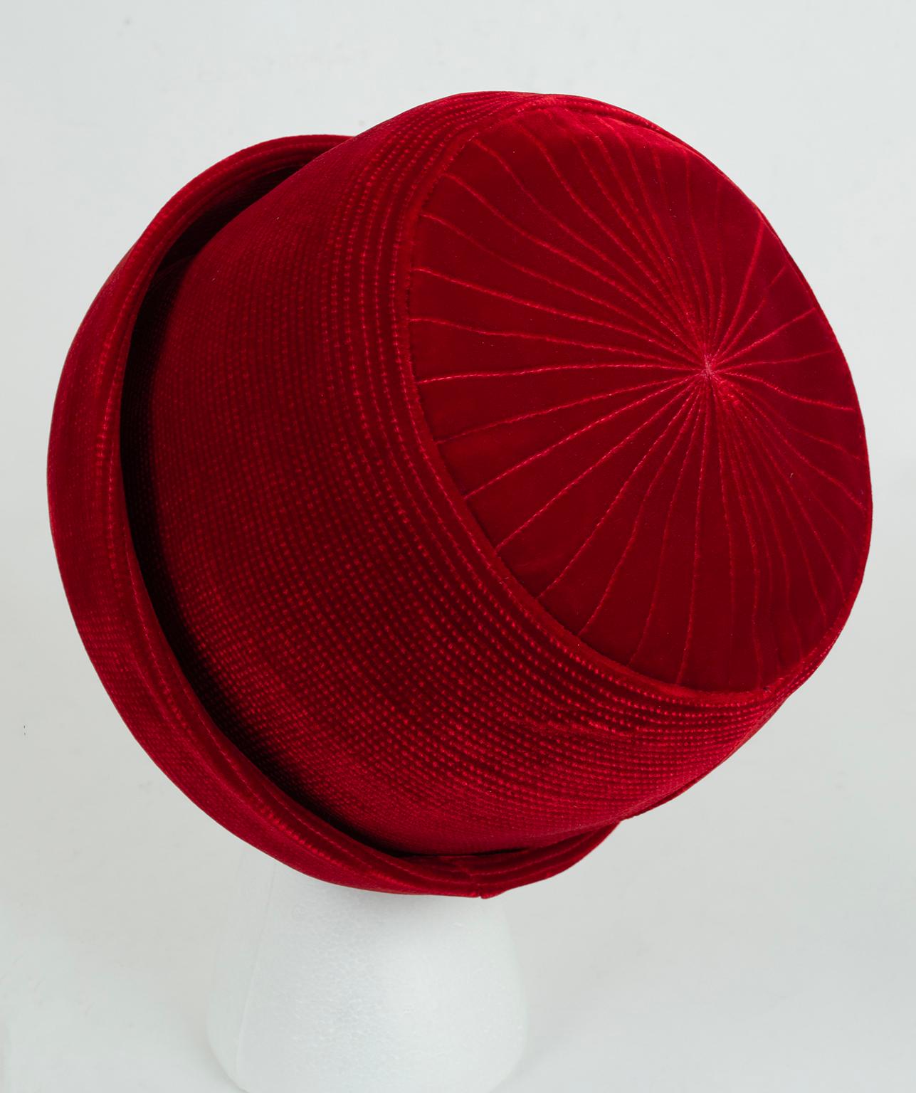 Donna New Luci Puci Cappello a conchiglia in velluto rosso granato con cuciture a stella - M, anni '50 in vendita