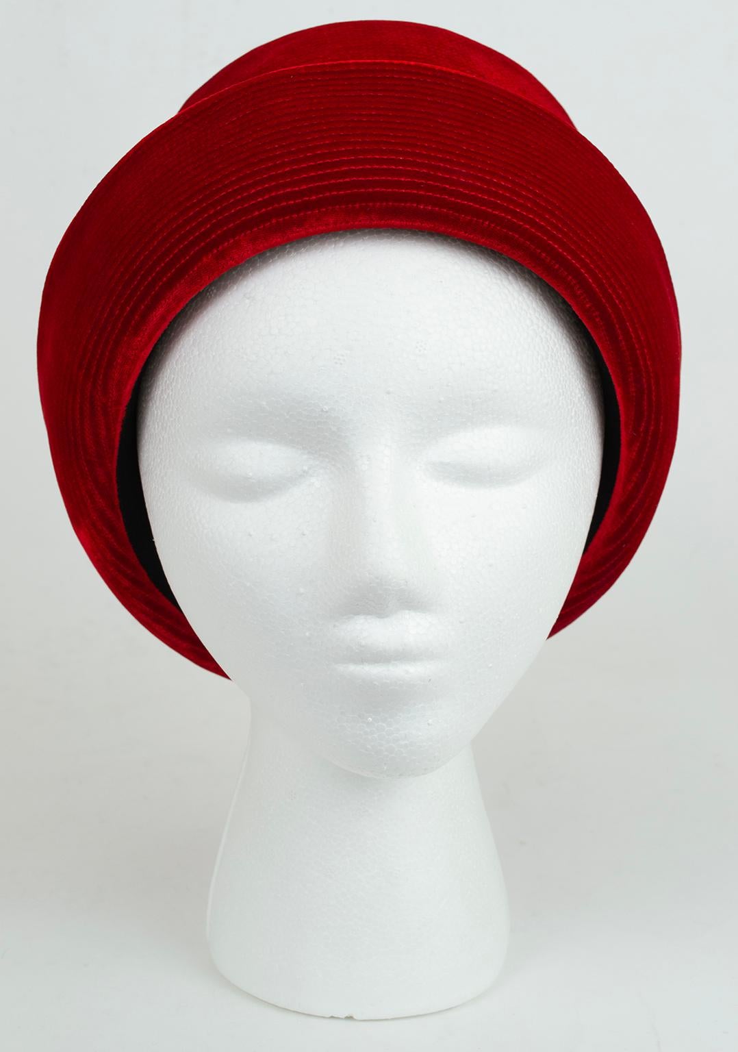Rosso New Luci Puci Cappello a conchiglia in velluto rosso granato con cuciture a stella - M, anni '50 in vendita