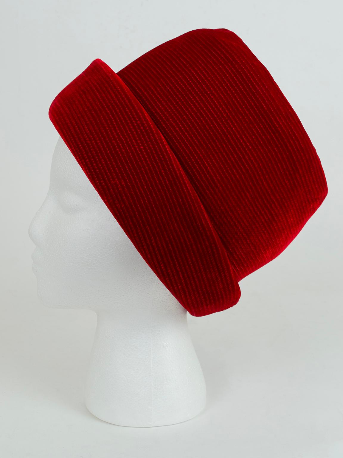 New Luci Puci Cappello a conchiglia in velluto rosso granato con cuciture a stella - M, anni '50 In condizioni Nuovo in vendita a Tucson, AZ