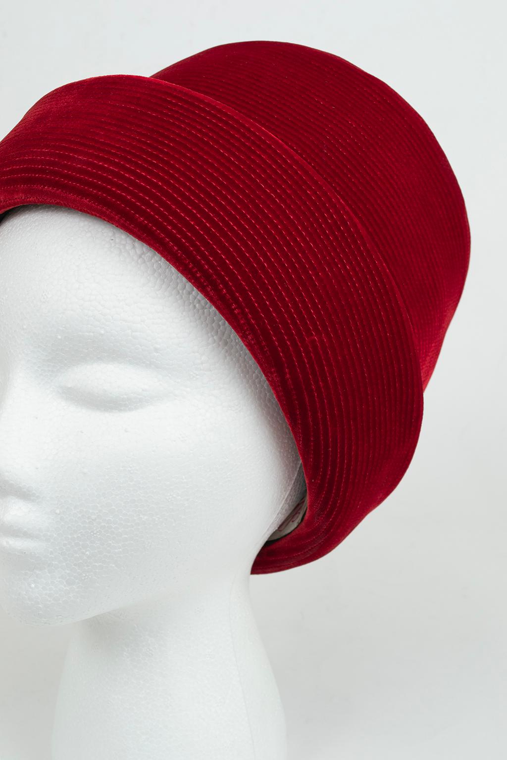 New Luci Puci Cappello a conchiglia in velluto rosso granato con cuciture a stella - M, anni '50 in vendita 1