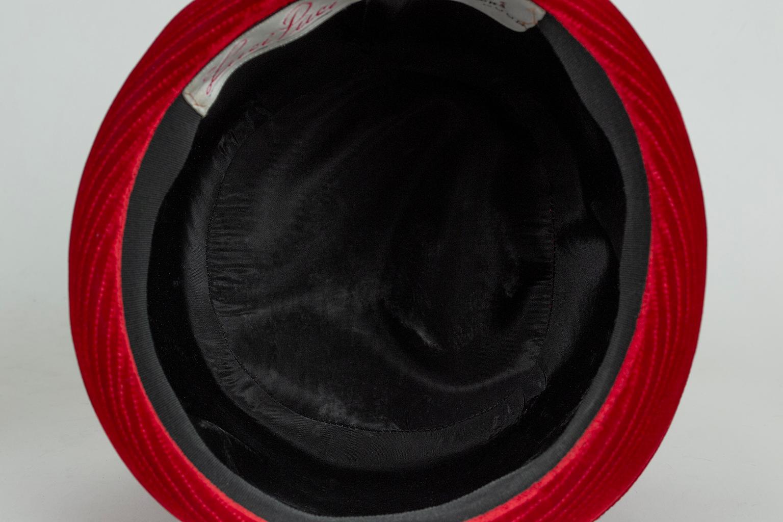 New Luci Puci Cappello a conchiglia in velluto rosso granato con cuciture a stella - M, anni '50 in vendita 4