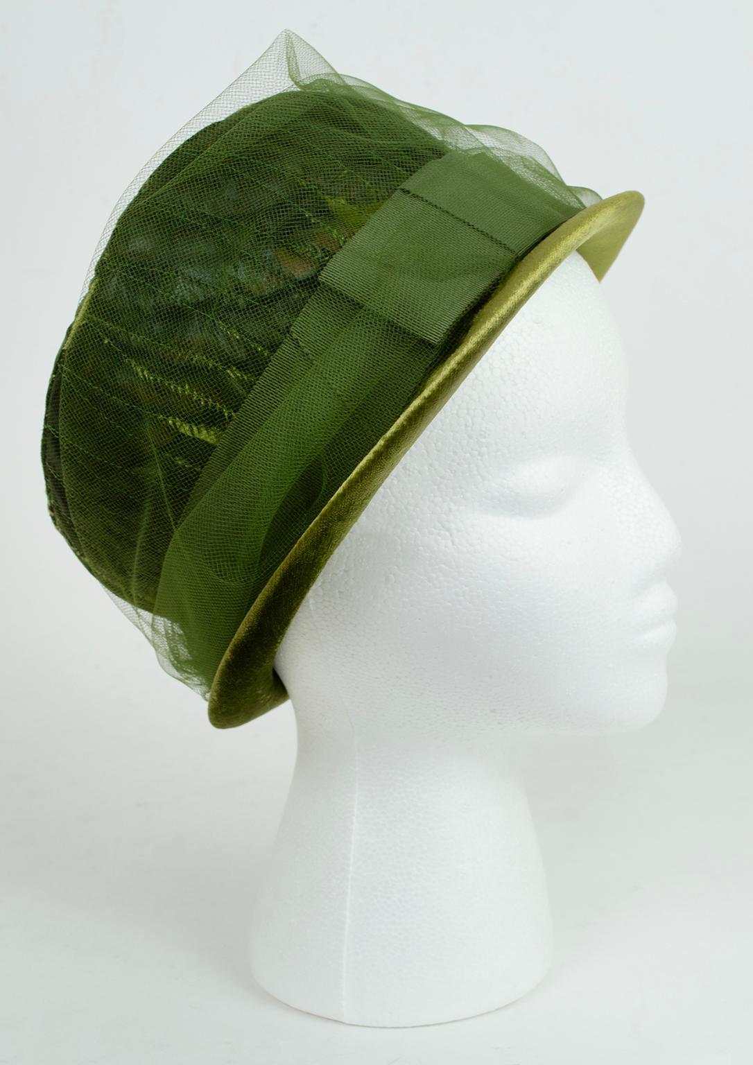 New Luci Puci Green Velvet Cloche Hat with Mallard Feather Crown – S, 1950s In New Condition For Sale In Tucson, AZ