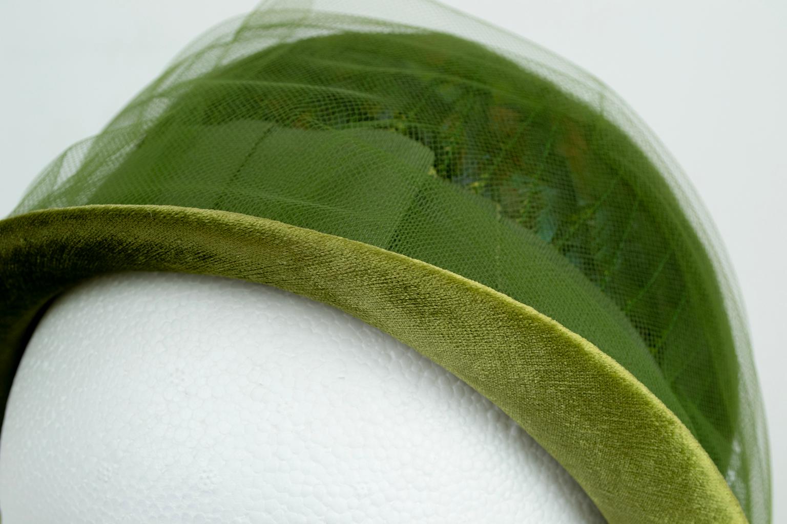 Women's New Luci Puci Green Velvet Cloche Hat with Mallard Feather Crown – S, 1950s For Sale