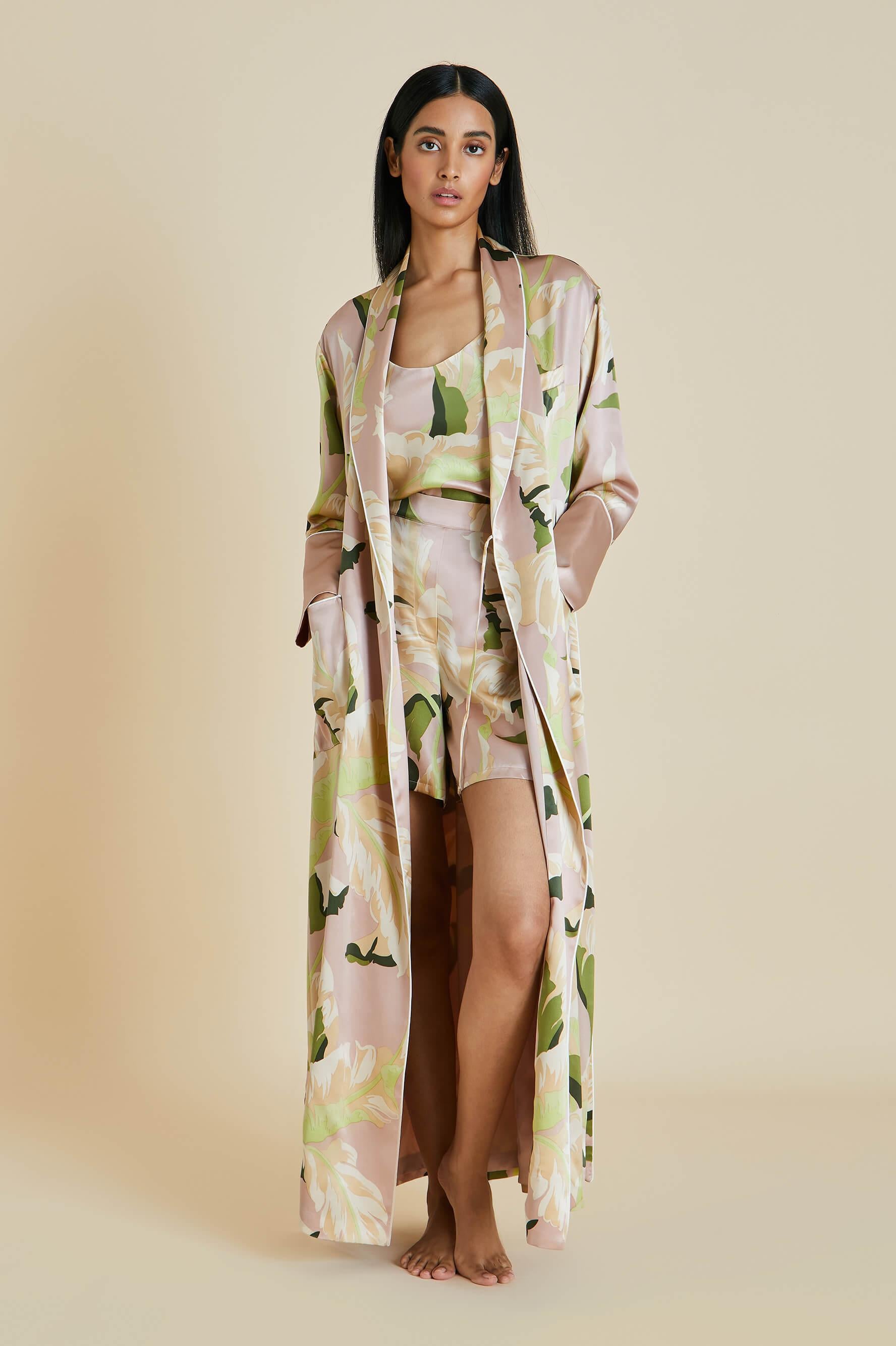 Cette robe de chambre en soie d'Olivia von Halle est un chef-d'œuvre de glamour moderne à domicile. Elle est longue comme le sol et offre un spectacle époustouflant. Ce peignoir en soie pleine longueur offre une élégance intérieure définitive.
Le