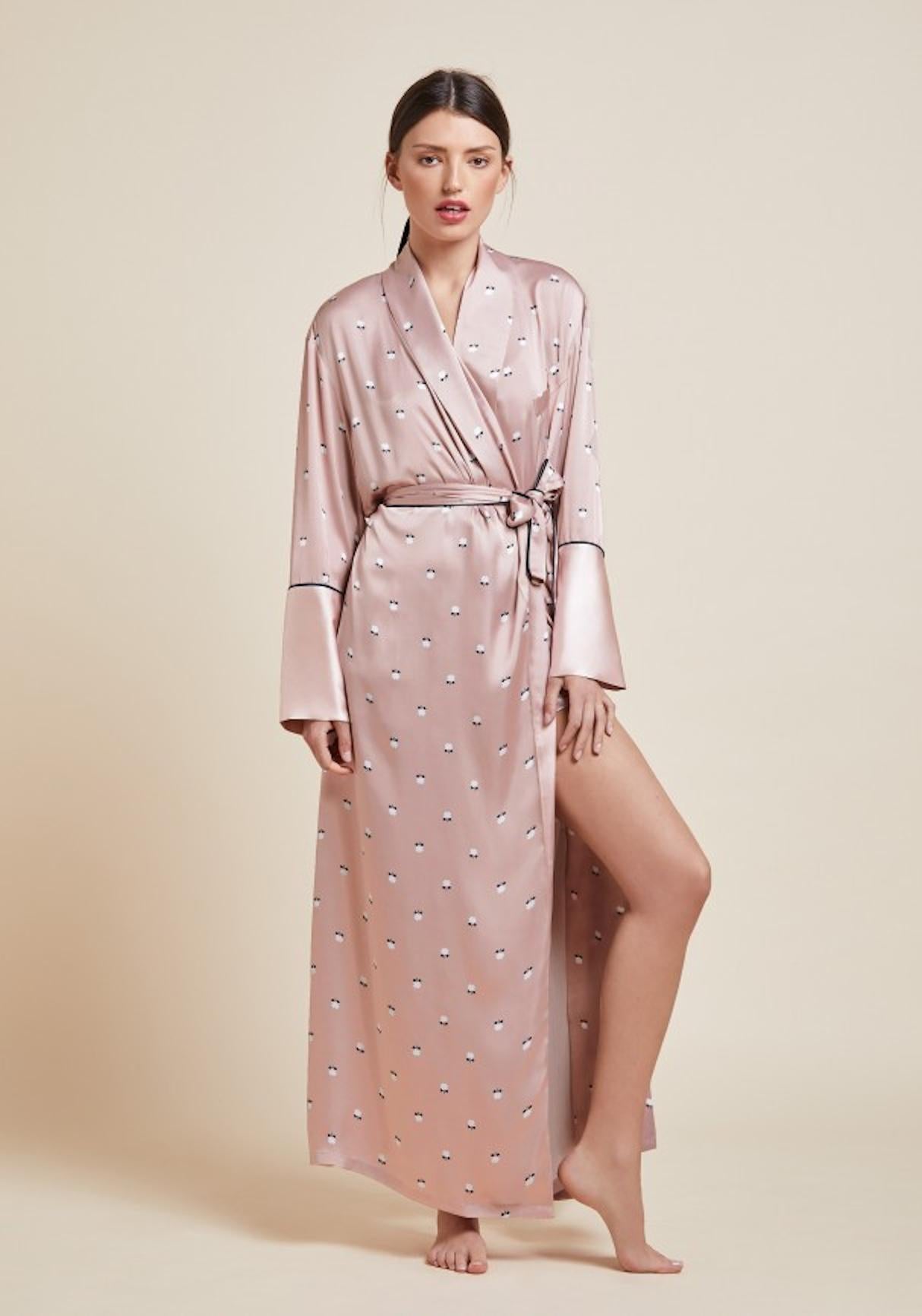 Cette robe de chambre en soie d'Olivia von Halle est un chef-d'œuvre de glamour moderne à domicile. Elle est longue comme le sol et offre un spectacle époustouflant. Ce peignoir en soie pleine longueur offre une élégance intérieure définitive.
Cette
