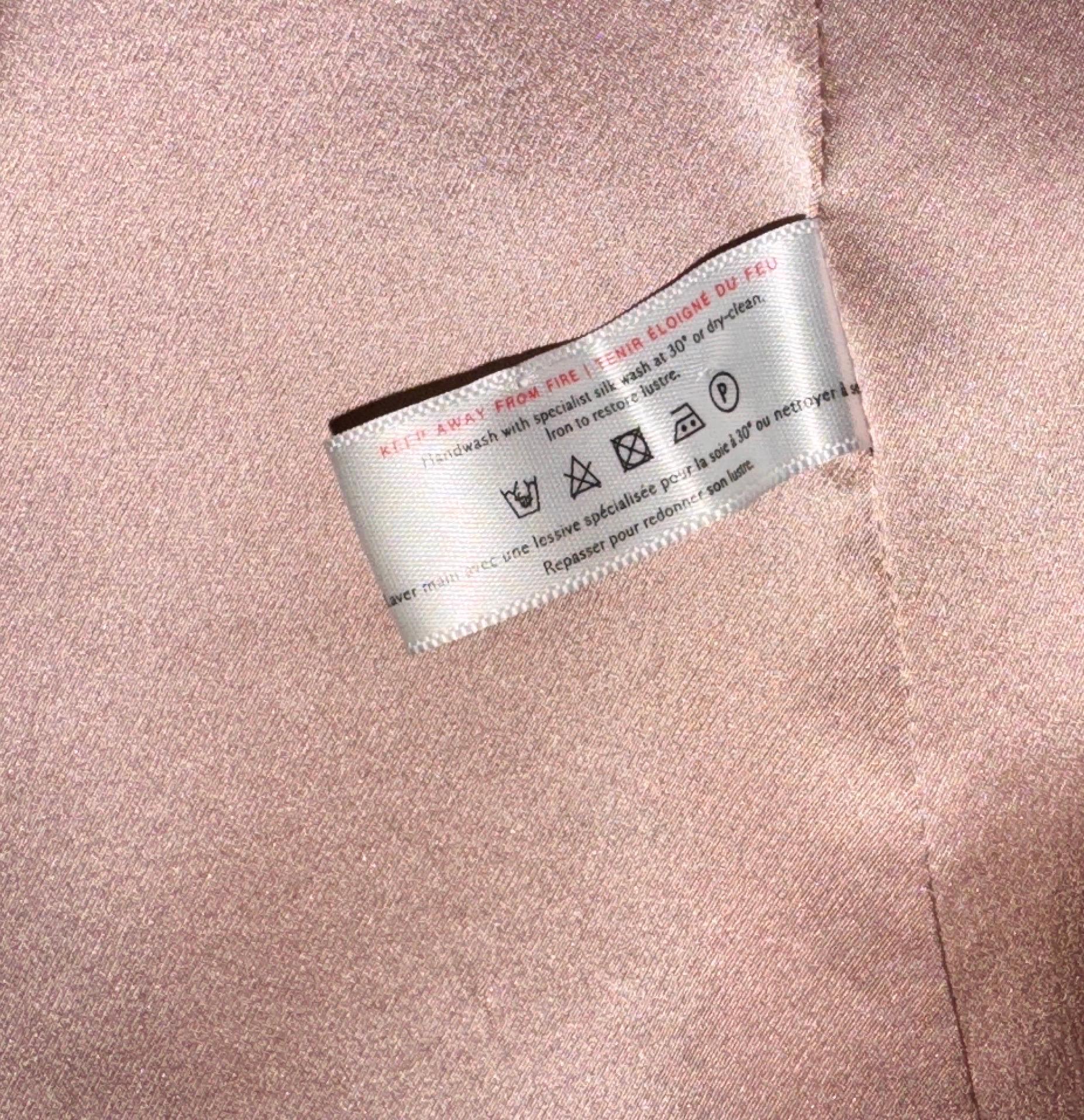 Luxuriöses Olivia von Halle Kleid aus bedruckter Seide mit rosa Druck in Rosa, NEU, luxuriös, Olivia von Halle M/L im Angebot 1