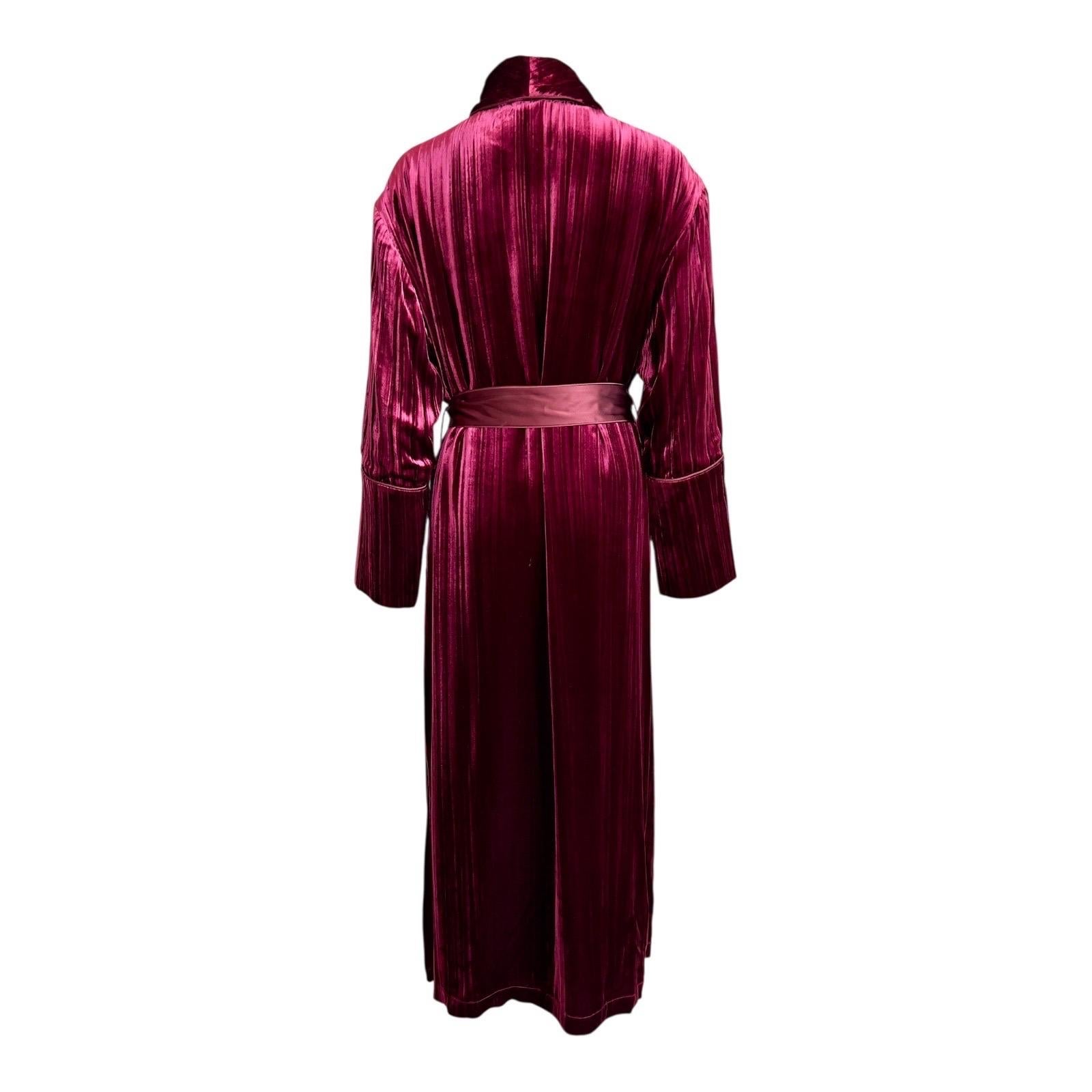 Der Glanz eines Sternchens, die Eleganz des Ewigen. Diese Robe aus Seidensamt ist ein strahlender Star. Bauen Sie Ihre Garderobe zu einer Konstellation auf, mit dem unapologetischen Glamour dieser Robe von Olivia von Halle. Erlauben Sie sich, es