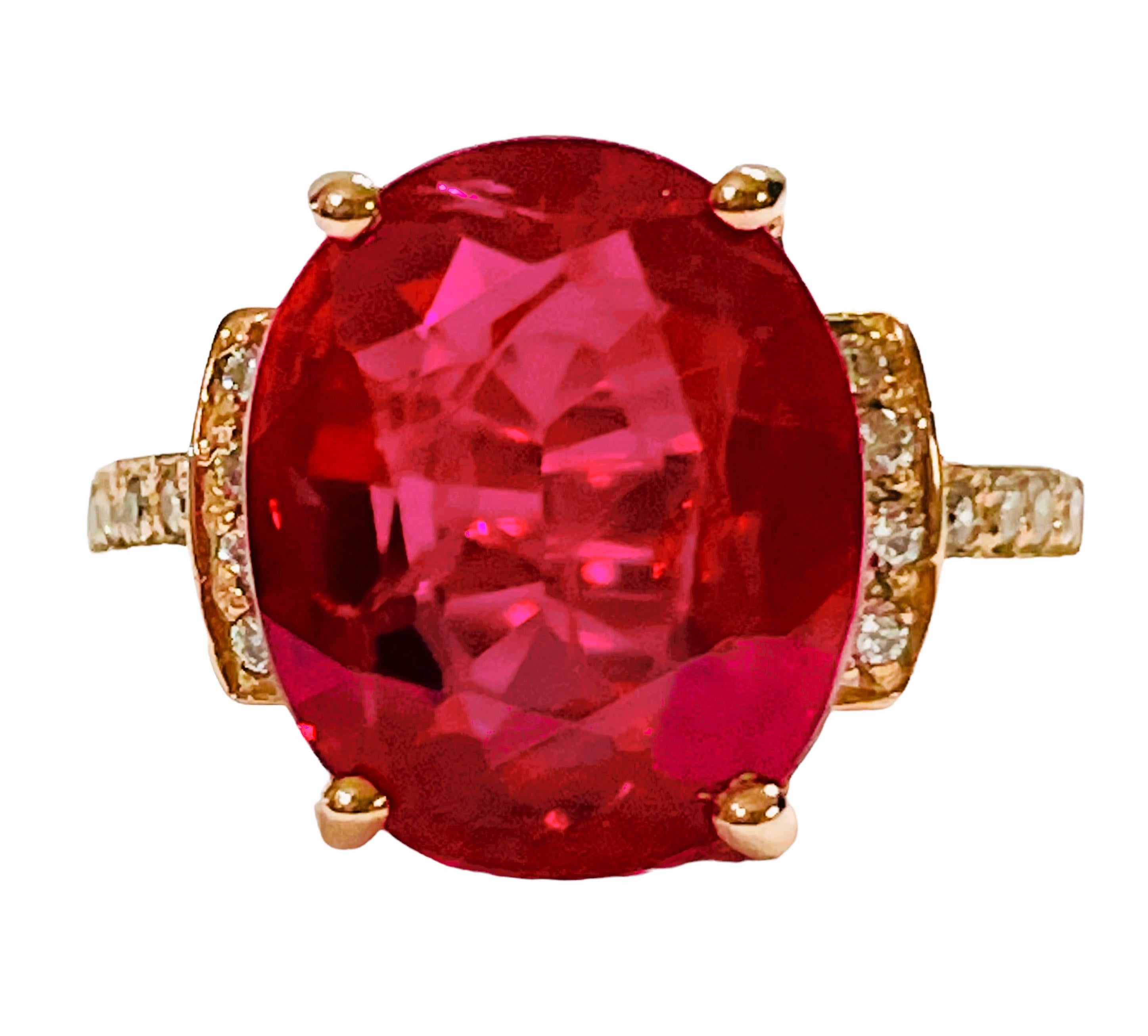 Was für ein wunderschöner Ring!  Der Ring hat die Größe 6,50.   Er wurde in Afrika abgebaut und ist einfach exquisit.  Ein Stein von sehr hoher Qualität.   Es ist ein oval geschliffener Stein und ist 7,80  Cts.   Der Hauptstein ist 13 x 11 mm groß.