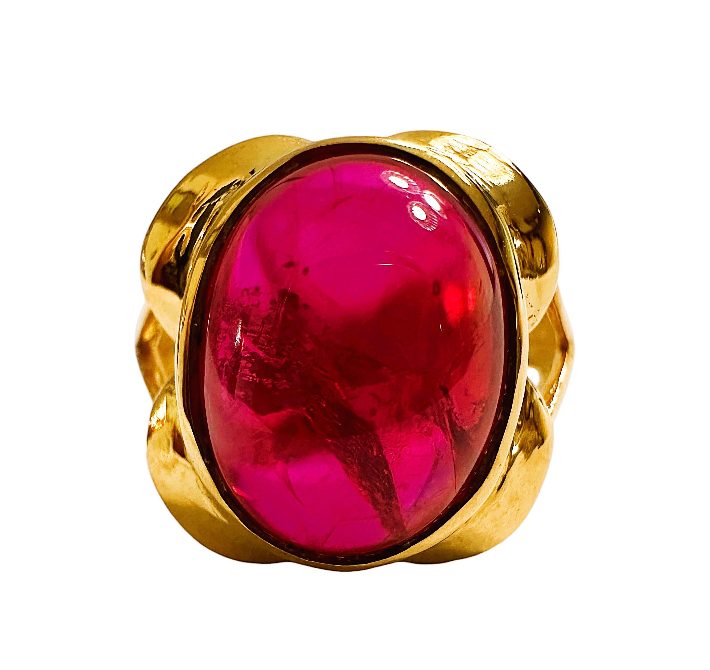 Quelle magnifique bague !  Il est vraiment spectaculaire.  La bague est de taille 7.25   Elle a été extraite à Madagascar et est tout simplement exquise. Il s'agit d'un cabochon de taille ovale de 8,8 cts.   La pierre principale mesure 13 x 10 mm.