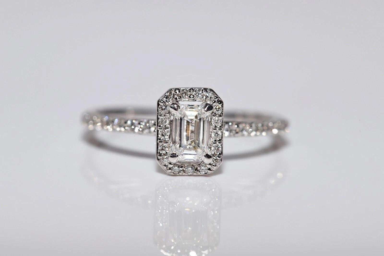 En très bon état.
Le diamant pèse 1,8 gramme.
Le diamant principal est de 0,43 ct.
Le diamant est de couleur E et de pureté S1.
Le diamant latéral est de 0,22 ct.
La taille de la bague est de 6 US
Nous pouvons fabriquer n'importe quelle taille.
La