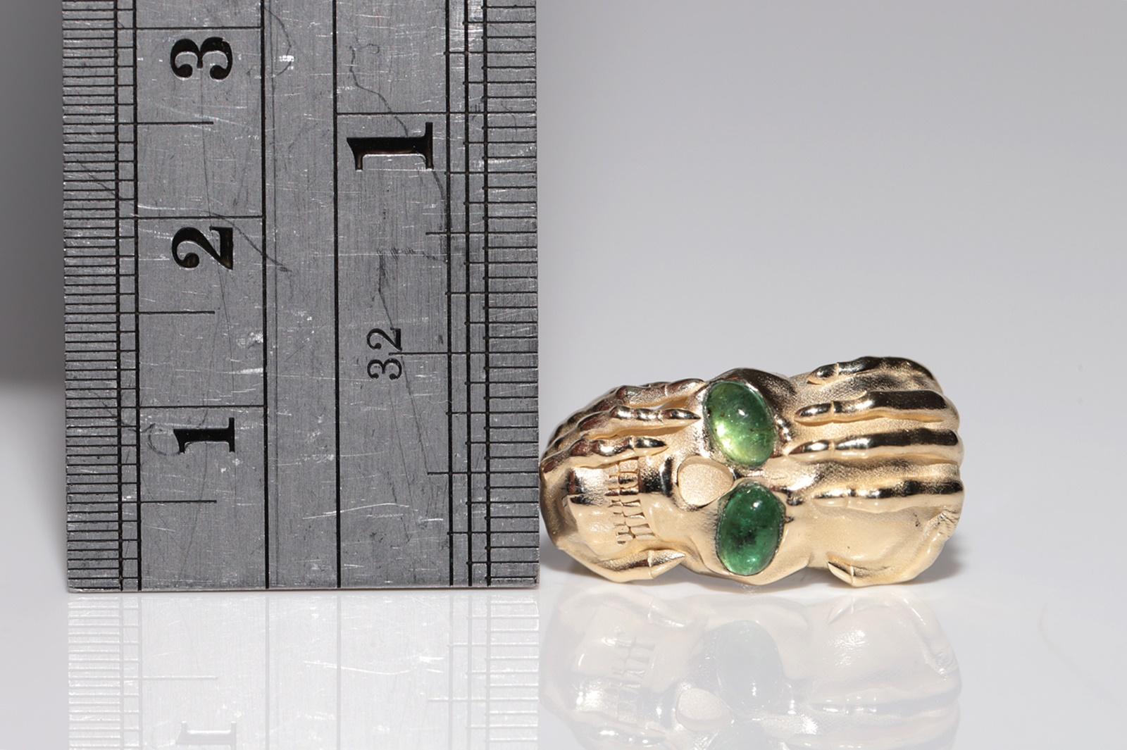 Neu Hergestellter 14k Gold Natürlicher Cabochon-Schliff Smaragd Dekorierter Schädelring im Angebot 4