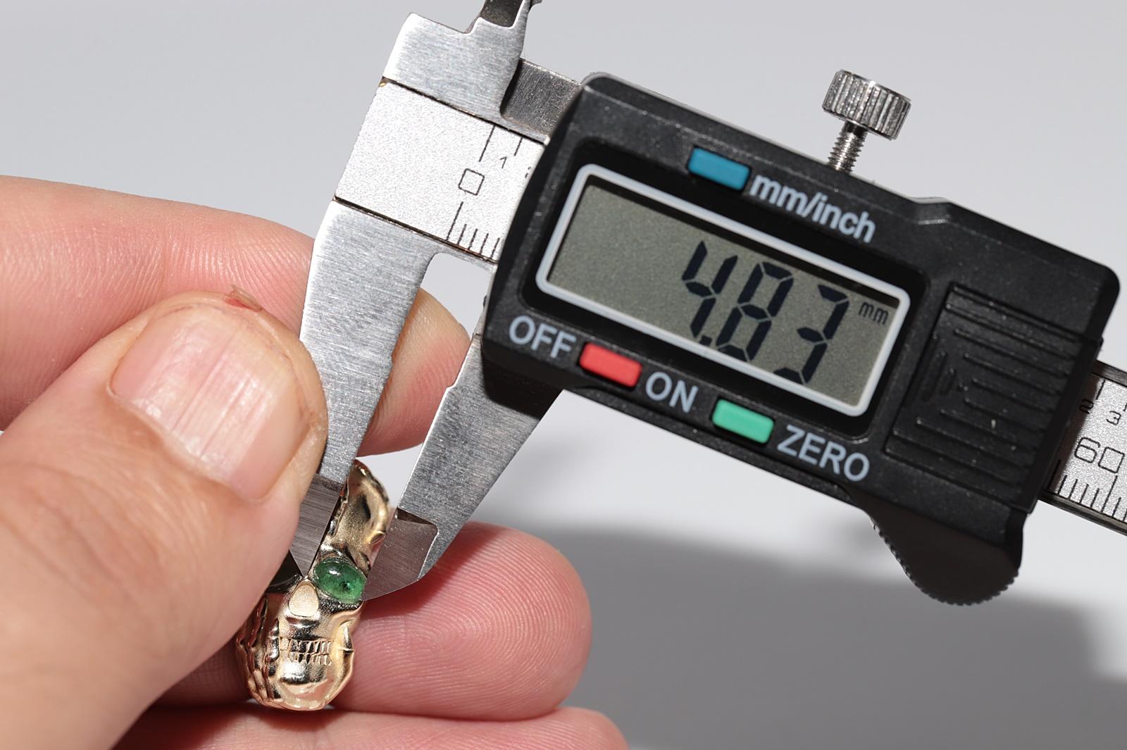 Anillo calavera decorado con esmeralda natural talla cabujón de oro de 14k de nueva factura en venta 7