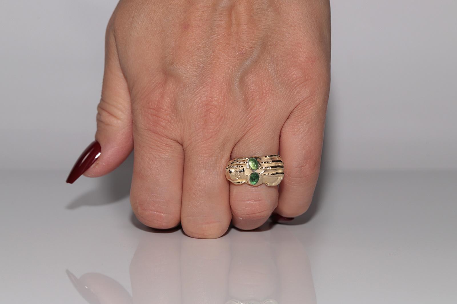 Neu Hergestellter 14k Gold Natürlicher Cabochon-Schliff Smaragd Dekorierter Schädelring im Angebot 8