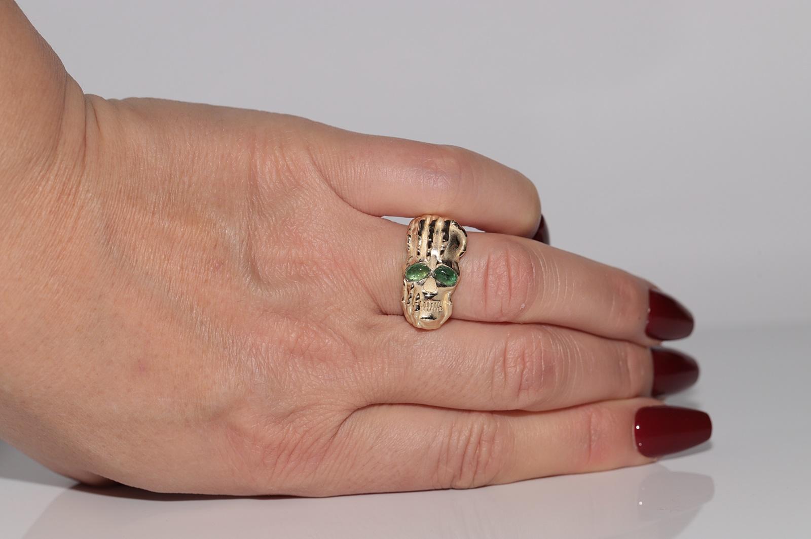 Neu Hergestellter 14k Gold Natürlicher Cabochon-Schliff Smaragd Dekorierter Schädelring im Angebot 10