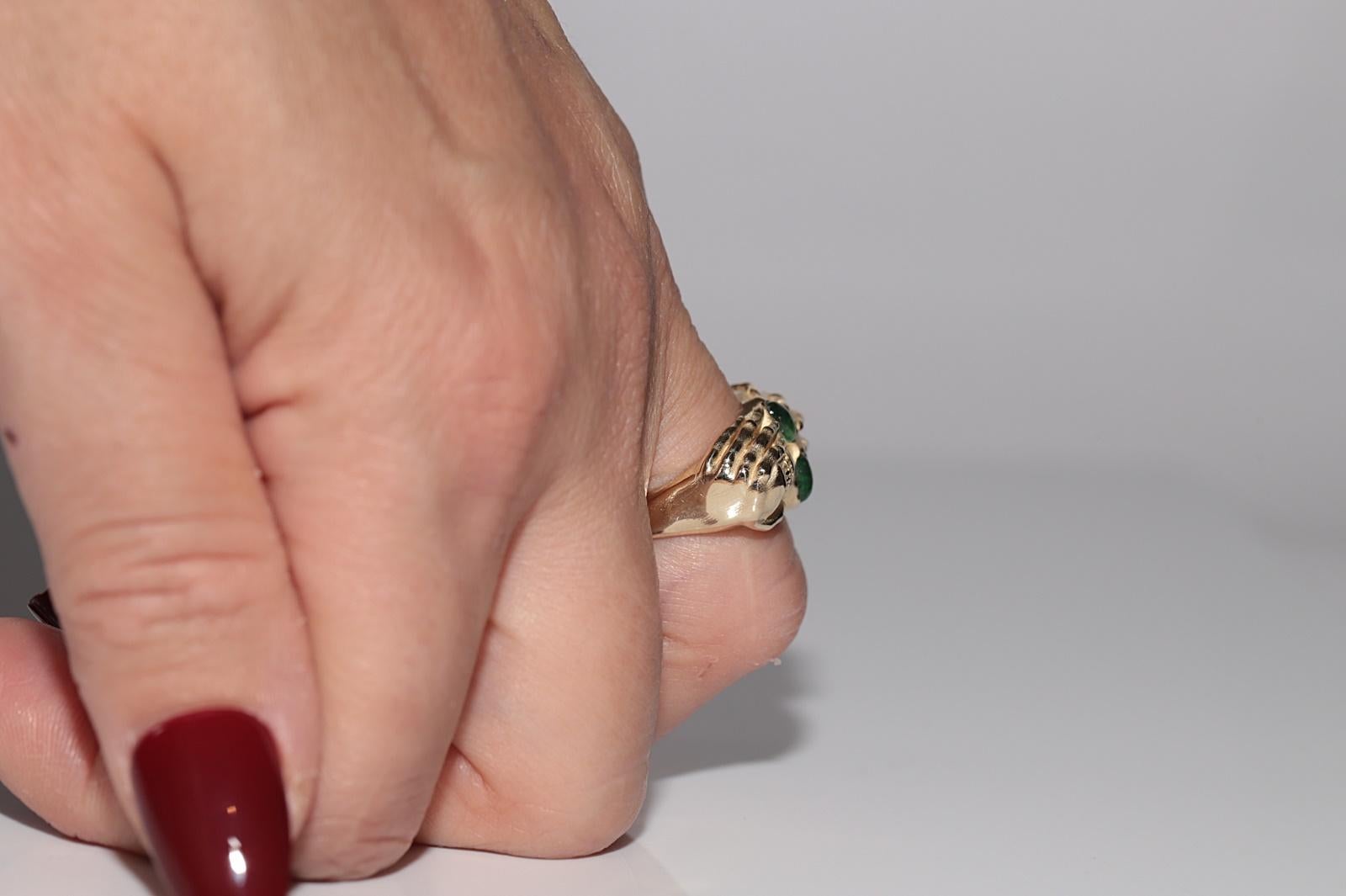 Neu Hergestellter 14k Gold Natürlicher Cabochon-Schliff Smaragd Dekorierter Schädelring im Angebot 13
