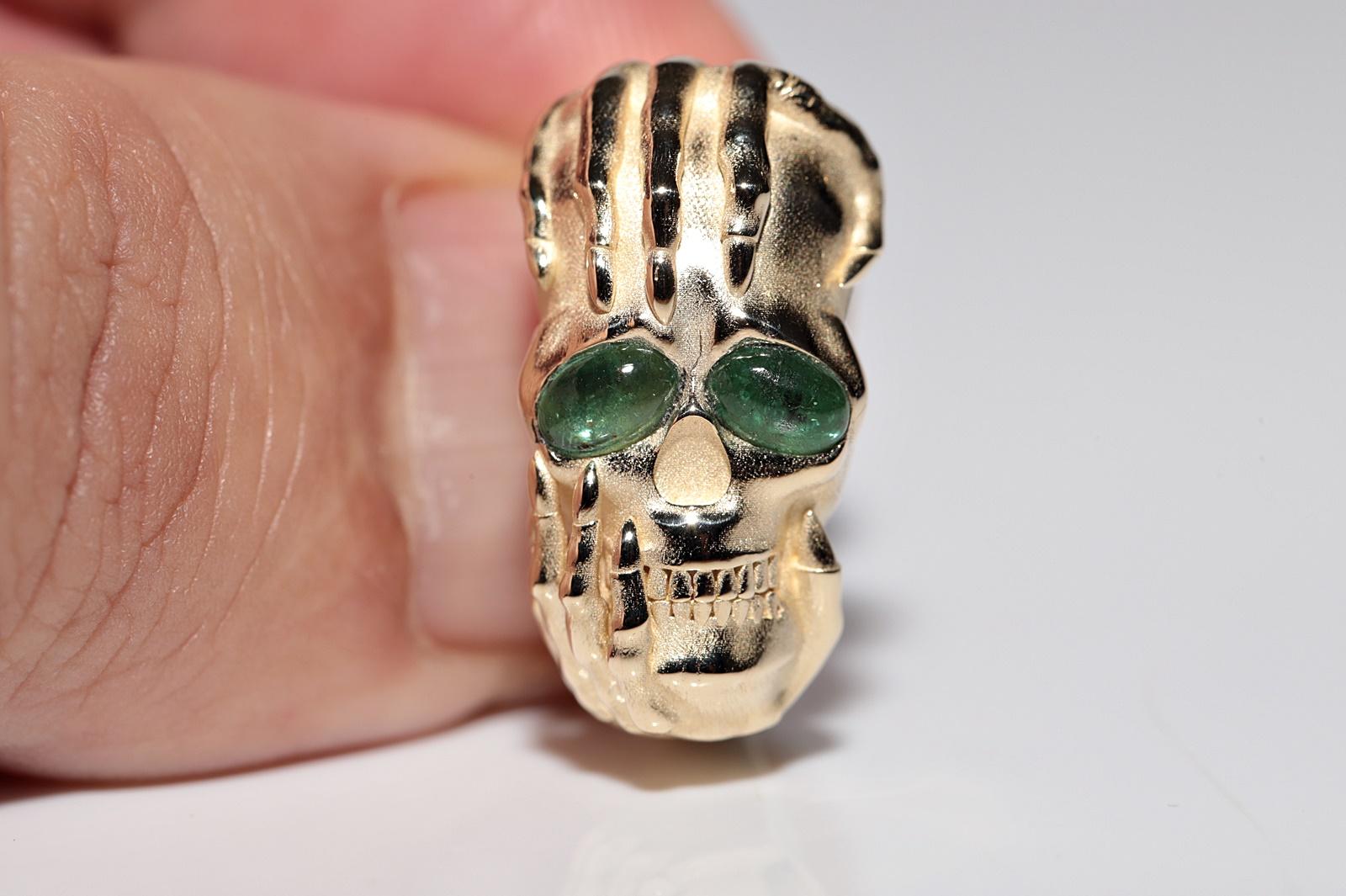 Anillo calavera decorado con esmeralda natural talla cabujón de oro de 14k de nueva factura Moderno en venta