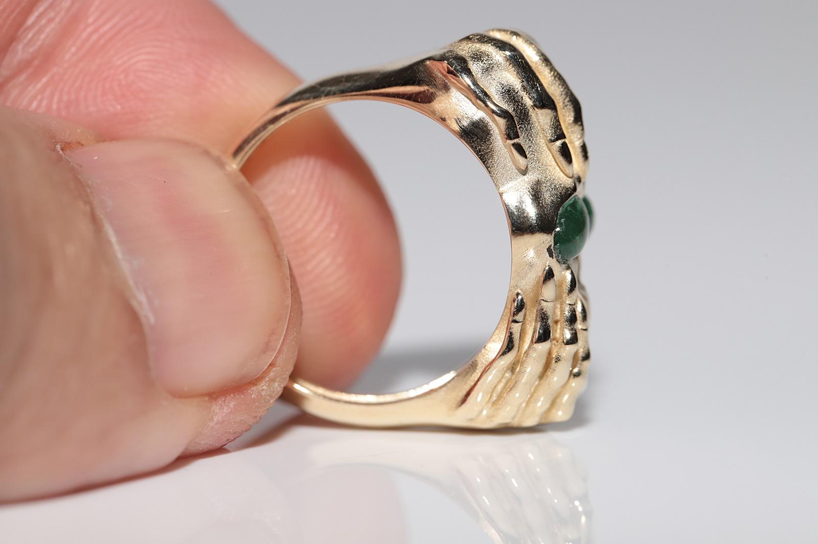 Neu Hergestellter 14k Gold Natürlicher Cabochon-Schliff Smaragd Dekorierter Schädelring (Smaragdschliff) im Angebot