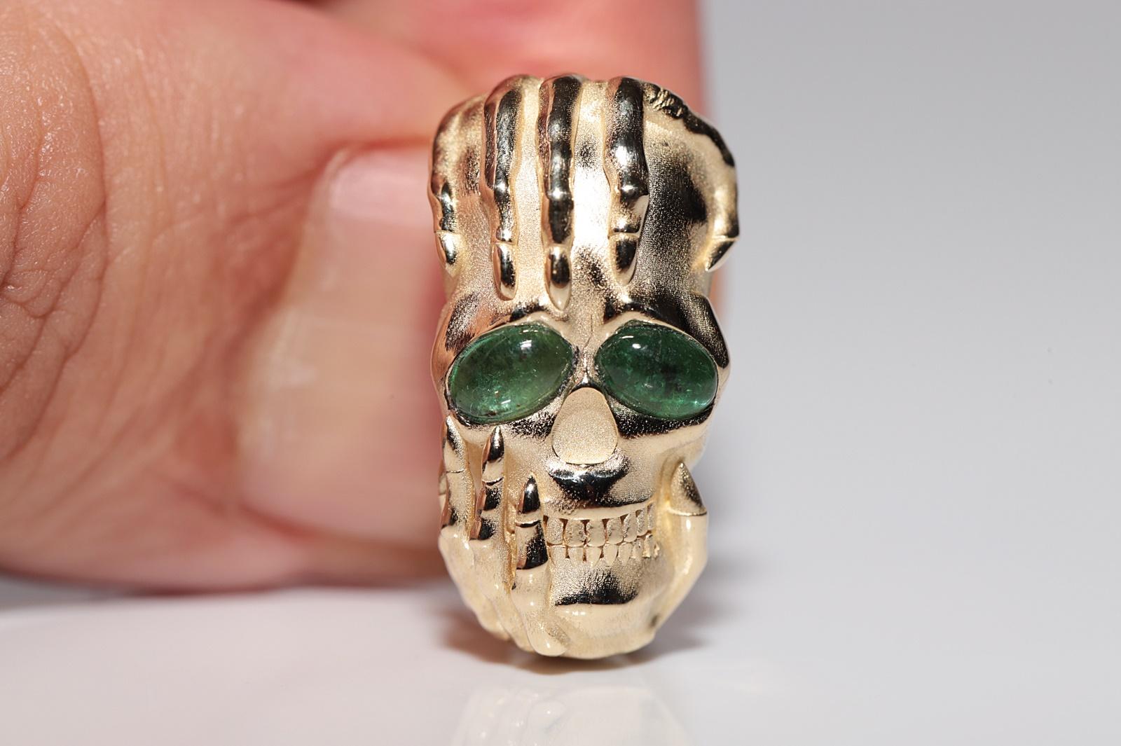 Neu Hergestellter 14k Gold Natürlicher Cabochon-Schliff Smaragd Dekorierter Schädelring im Angebot 2