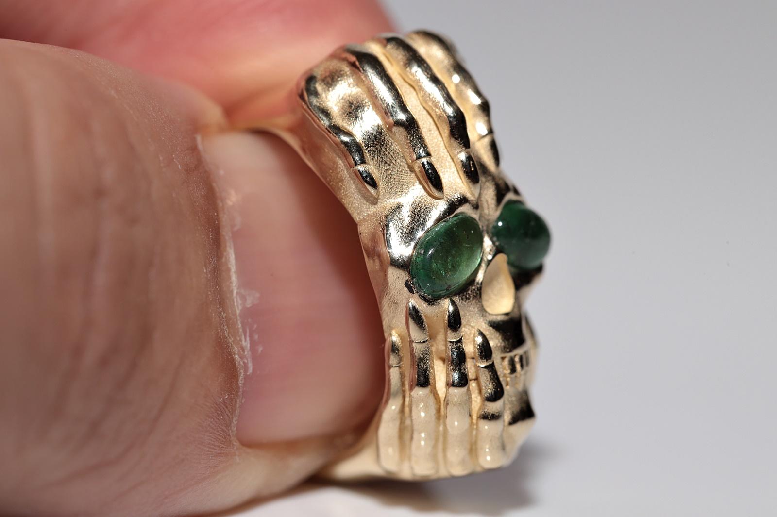 Neu Hergestellter 14k Gold Natürlicher Cabochon-Schliff Smaragd Dekorierter Schädelring im Angebot 3