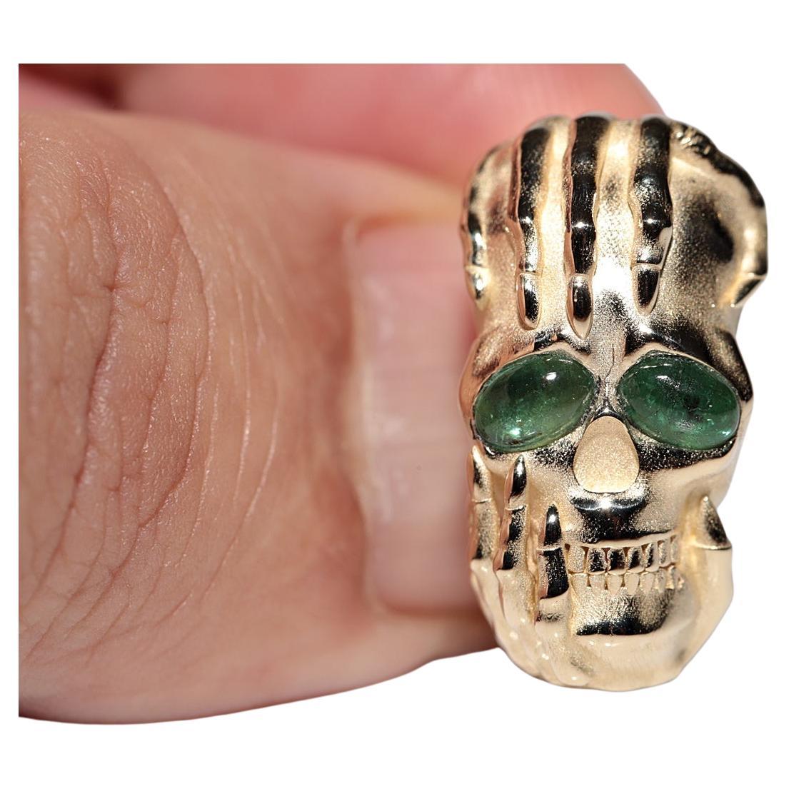 Neu Hergestellter 14k Gold Natürlicher Cabochon-Schliff Smaragd Dekorierter Schädelring