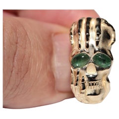 Neu Hergestellter 14k Gold Natürlicher Cabochon-Schliff Smaragd Dekorierter Schädelring