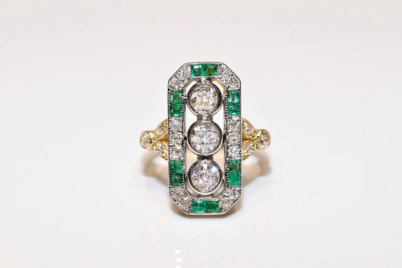 En très bon état.
Le poids total est de 7,3 grammes.
Le diamant est de 1,69 carat.
Le diamant est de couleur F-G-H et de pureté vs-vvs.
La valeur totale de l'émeraude est de 0,80 carat.
La taille de la bague est de 7 US 
Nous pouvons fabriquer