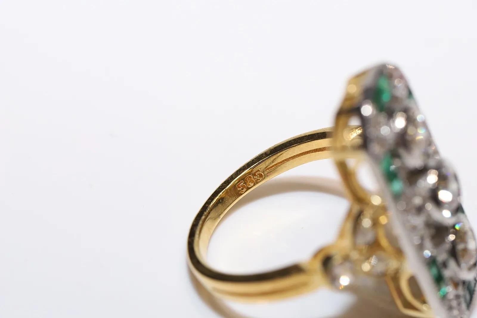 Bague de fabrication neuve en or 14 carats décorée de diamants naturels et d'émeraudes taille baguette en vente 1