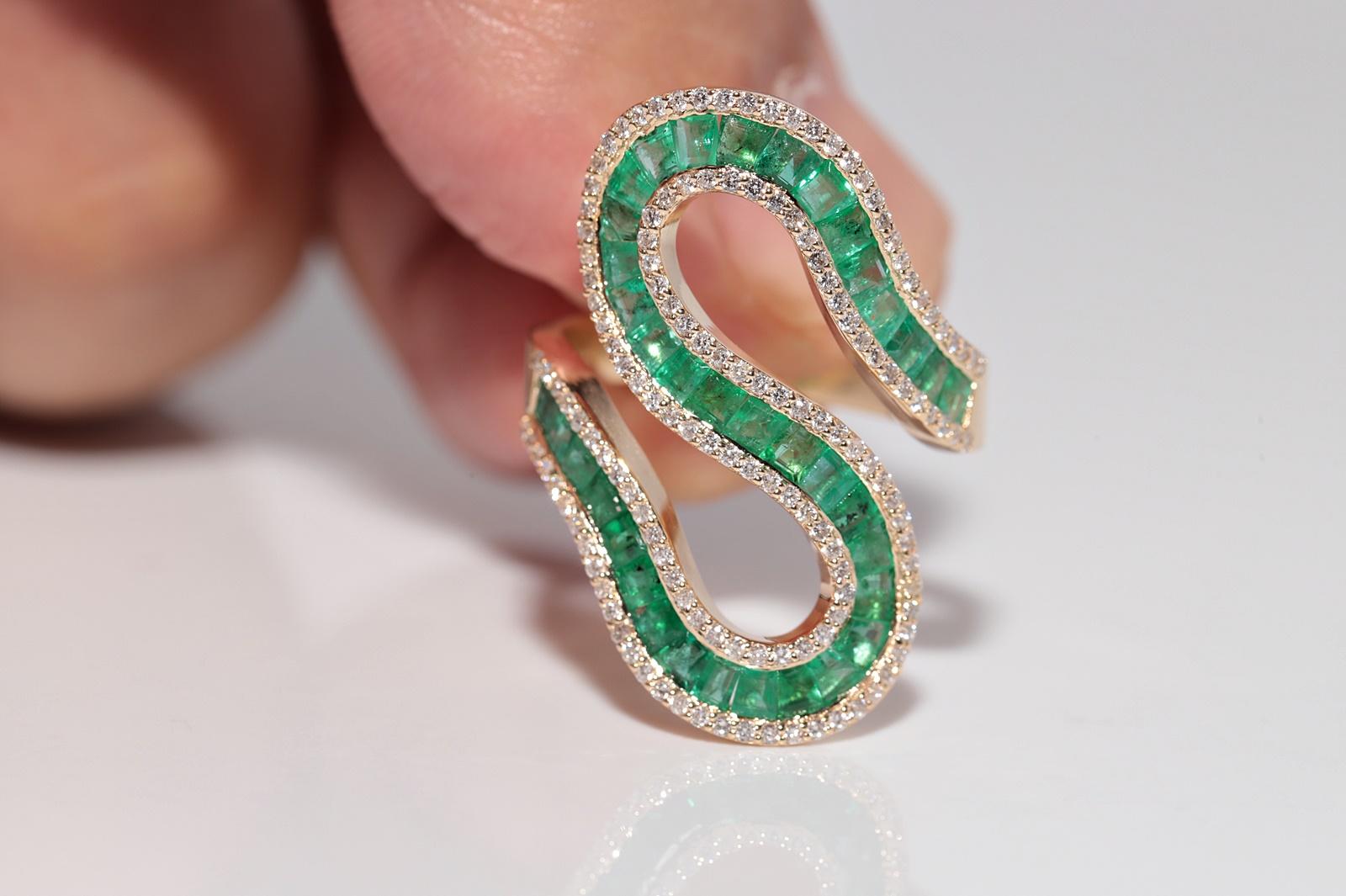 Neuer 14 Karat Gold Natürlicher Diamant und Smaragd im Kaliberschliff Smaragd Dekorierter Ring (Brillantschliff) im Angebot