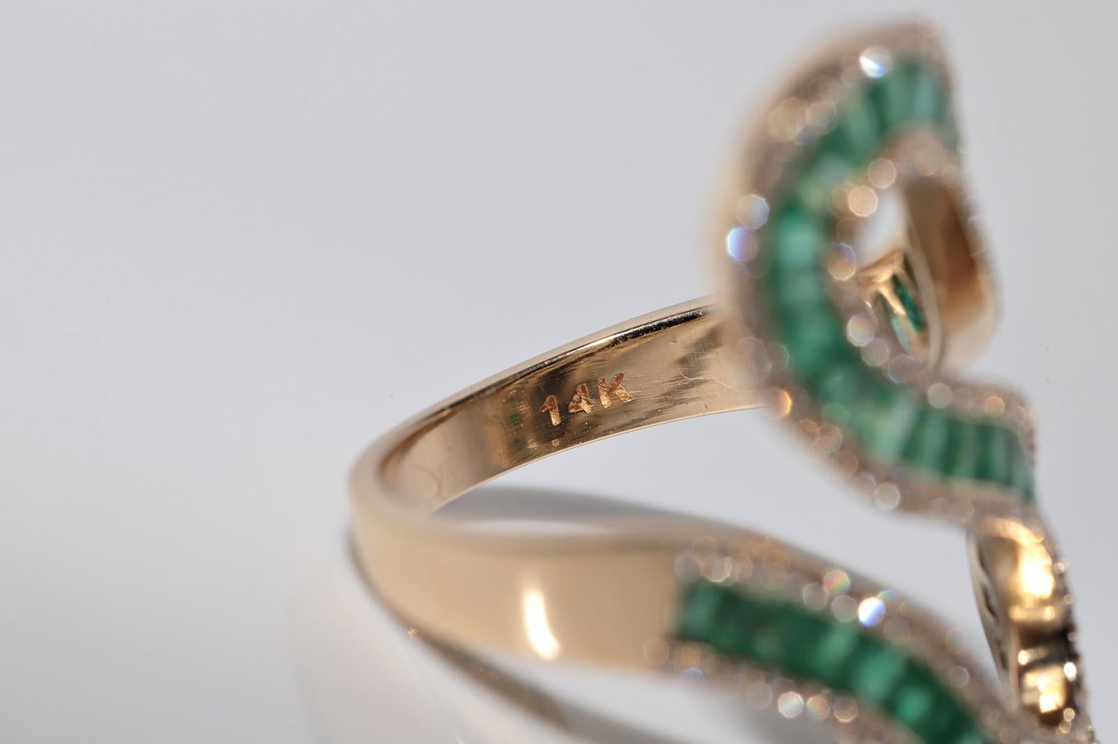 Neuer 14 Karat Gold Natürlicher Diamant und Smaragd im Kaliberschliff Smaragd Dekorierter Ring im Angebot 3