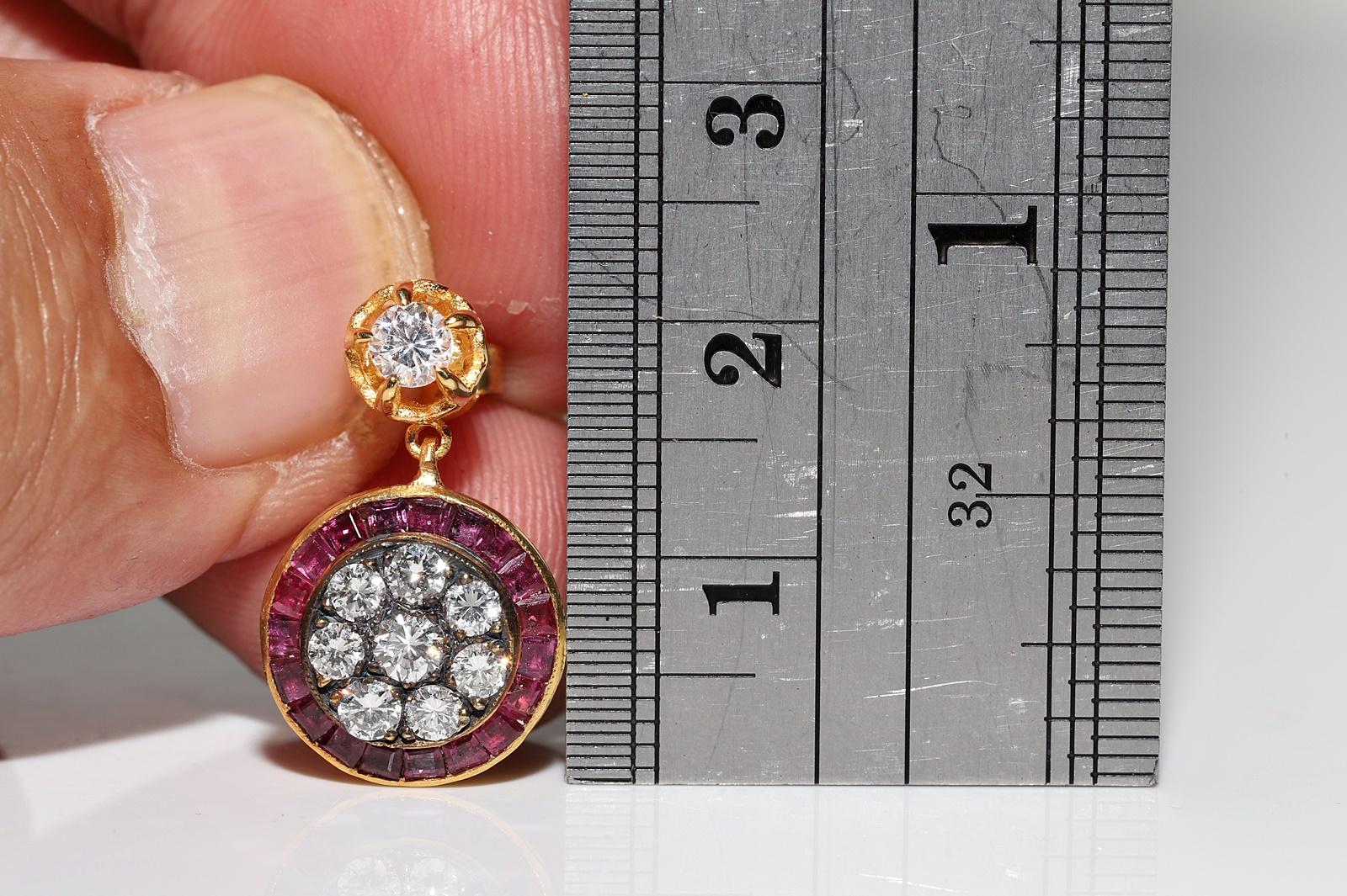 En très bon état.
Le poids total est de 7.5 grammes.
Le diamant est de 1,59 ct.
Le diamant est de couleur G-H et de pureté vvs-vs.
Totalement en rubis 2 ct.
La boîte n'est pas incluse.
N'hésitez pas à nous contacter pour toute question.
