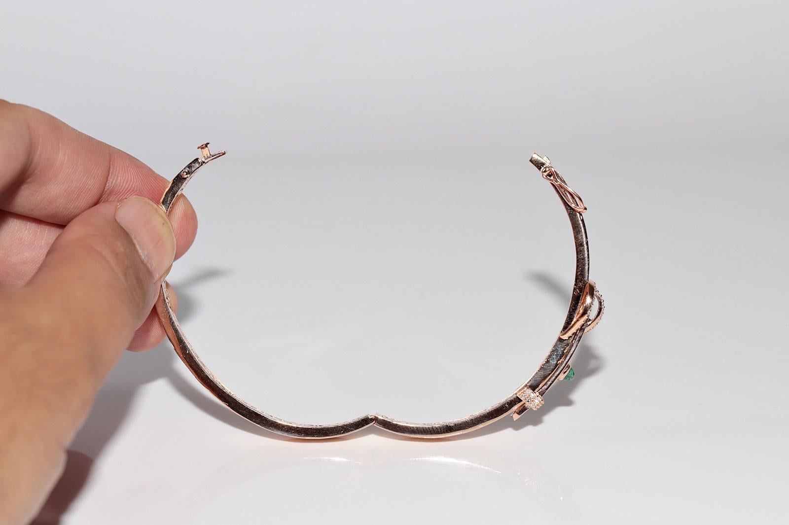 Bracelet jonc neuf en or 14 carats décoré de diamants naturels et d'émeraudes en vente 5