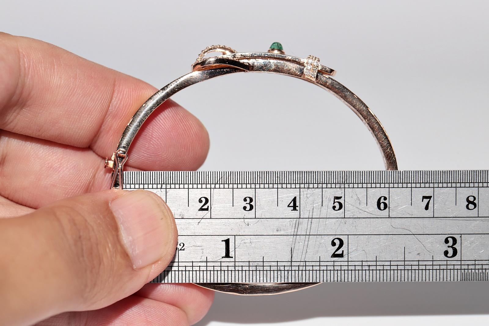 Bracelet jonc neuf en or 14 carats décoré de diamants naturels et d'émeraudes en vente 6