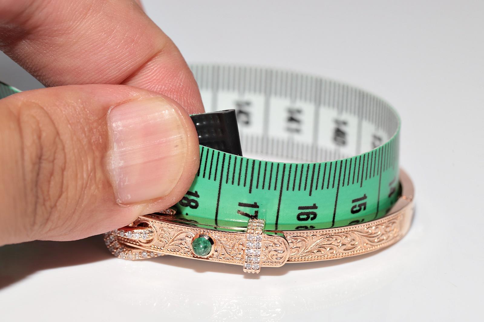 Bracelet jonc neuf en or 14 carats décoré de diamants naturels et d'émeraudes en vente 8
