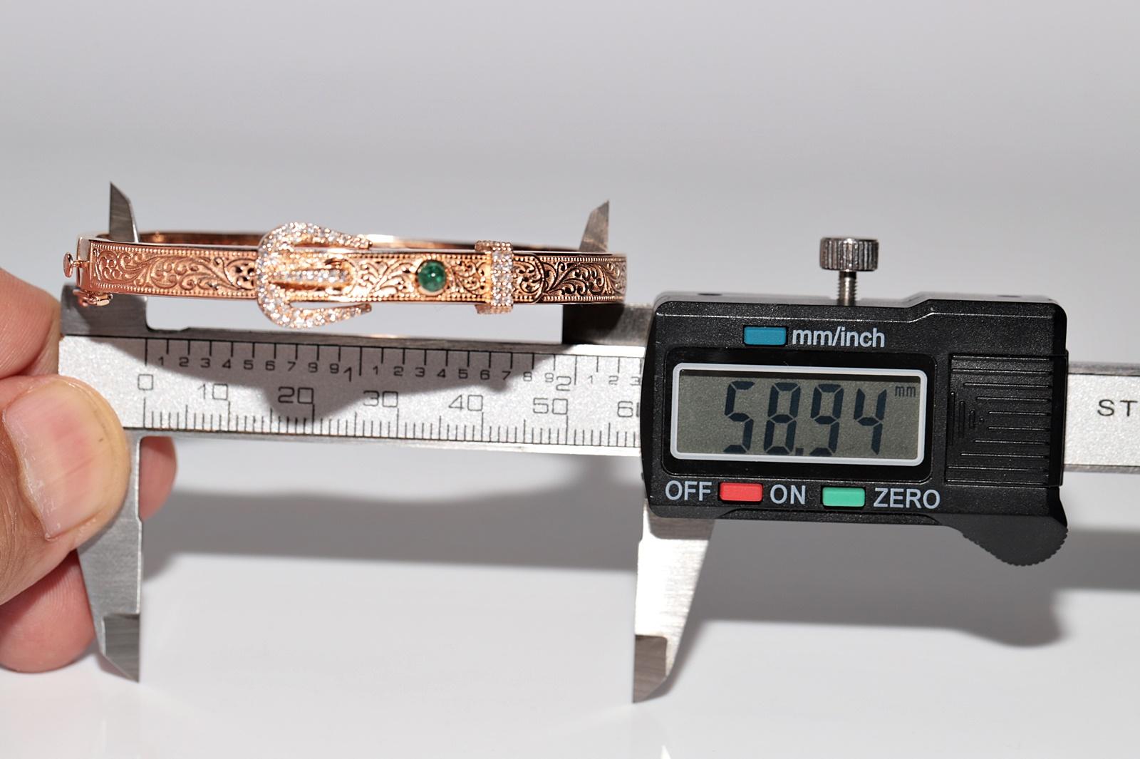 Bracelet jonc neuf en or 14 carats décoré de diamants naturels et d'émeraudes en vente 9