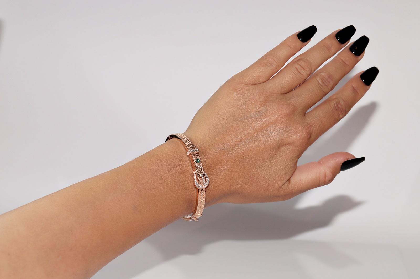 Bracelet jonc neuf en or 14 carats décoré de diamants naturels et d'émeraudes en vente 10