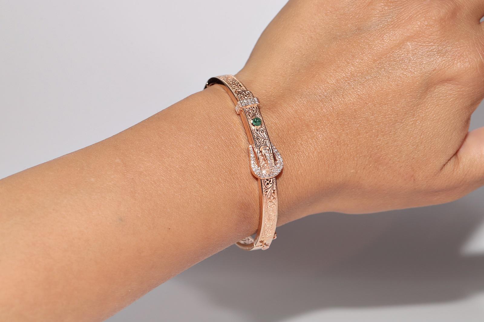 Bracelet jonc neuf en or 14 carats décoré de diamants naturels et d'émeraudes en vente 11