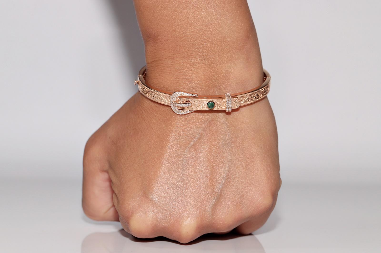 Bracelet jonc neuf en or 14 carats décoré de diamants naturels et d'émeraudes en vente 12