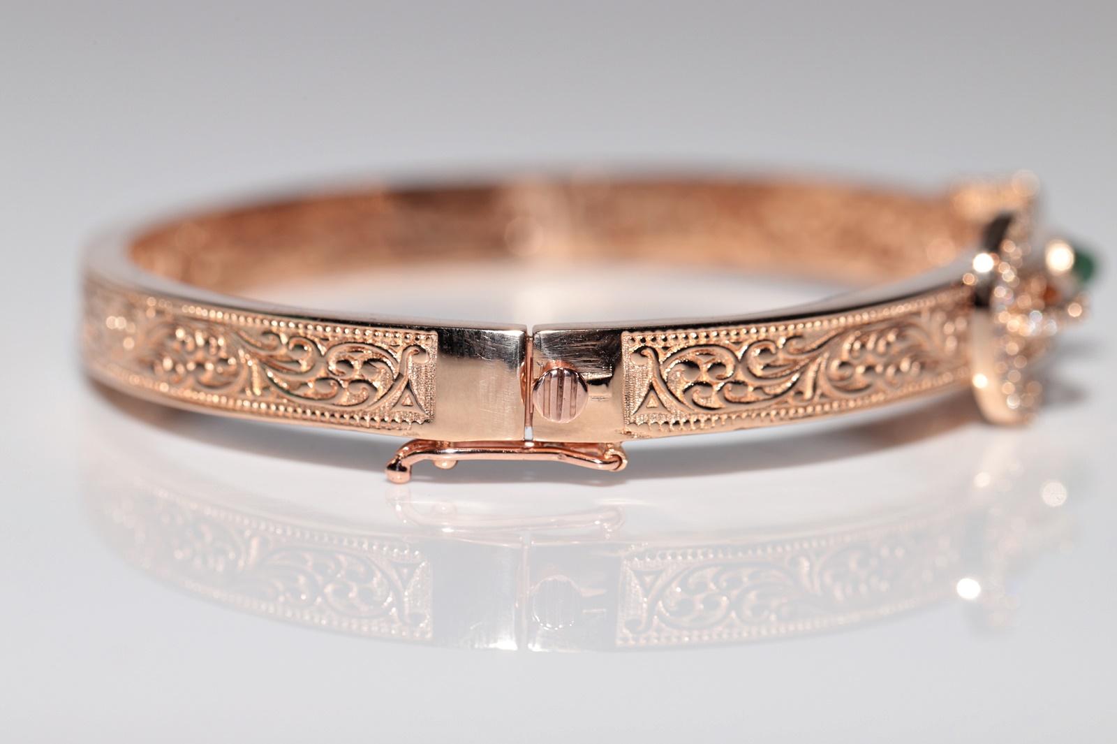 Moderne Bracelet jonc neuf en or 14 carats décoré de diamants naturels et d'émeraudes en vente
